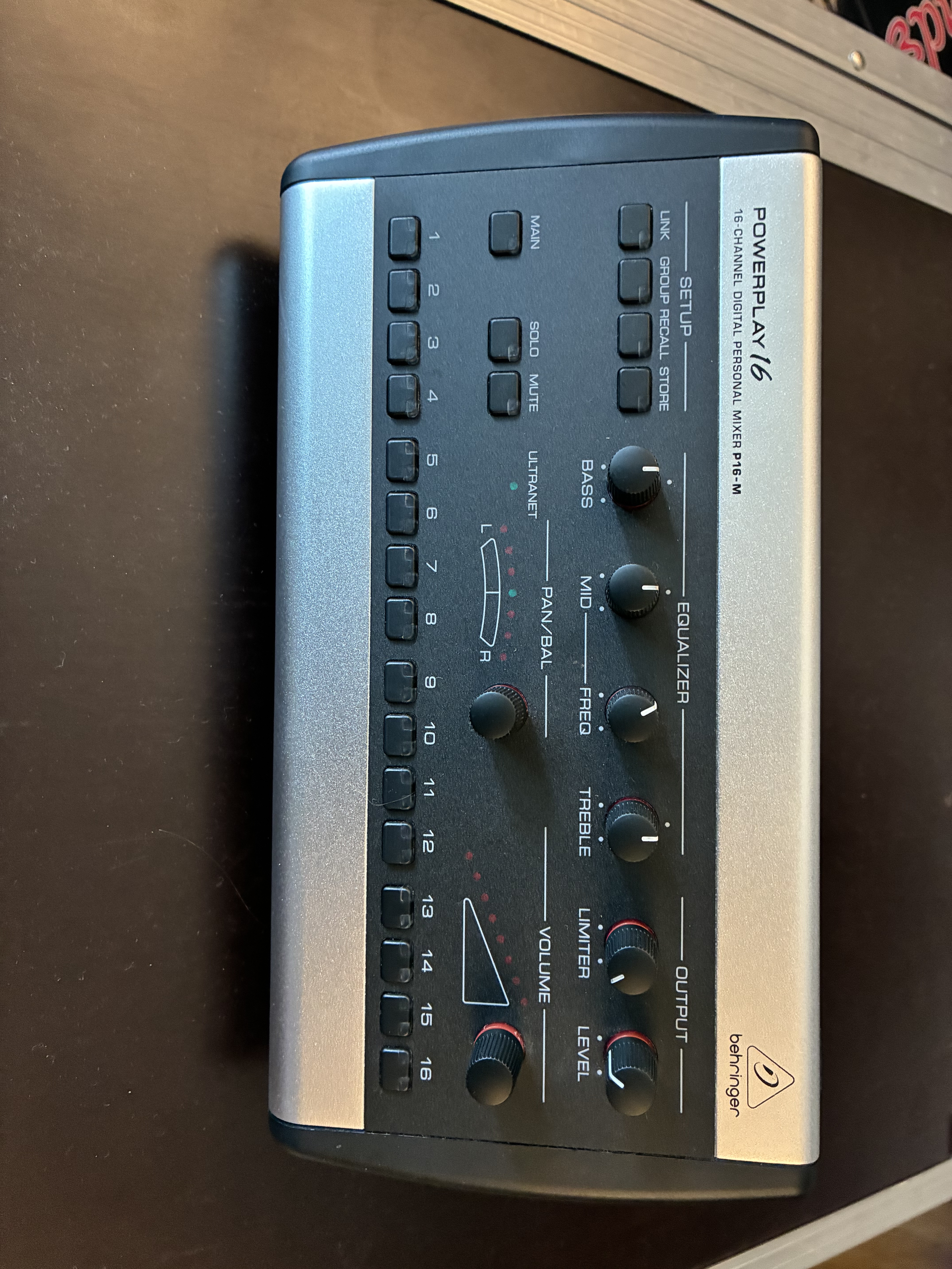 Vends Behringer P16-M avec support