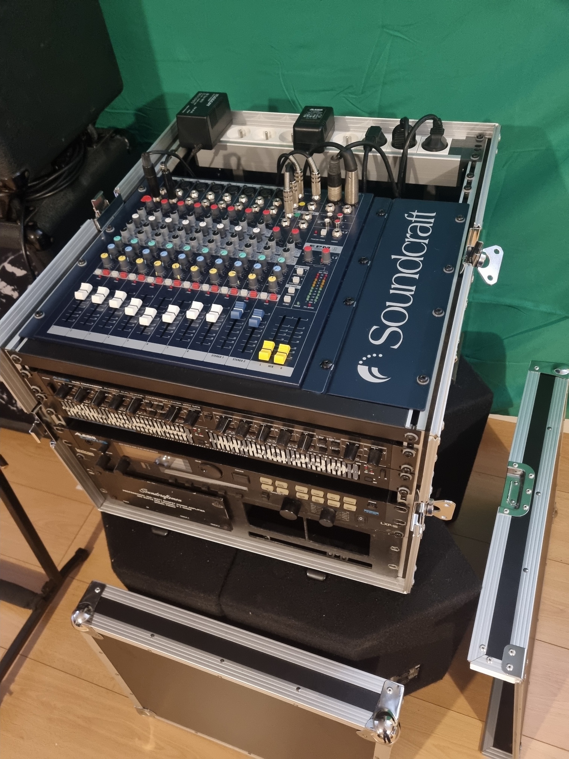 Vends table de mixage rackable 8 pistes Soundcraft EMP8 