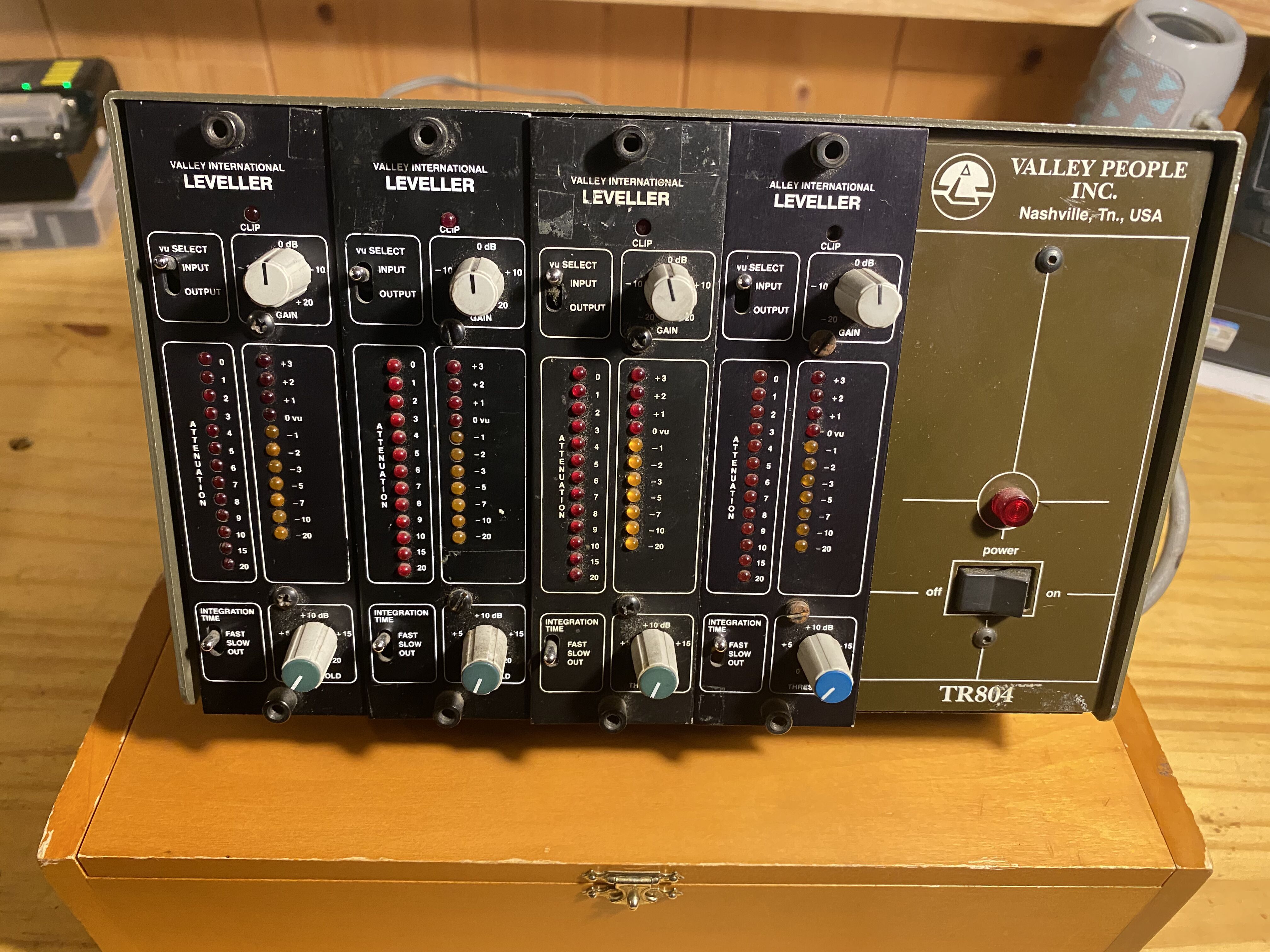 Vends rack Valley People TR804 + 4 modules Leveller