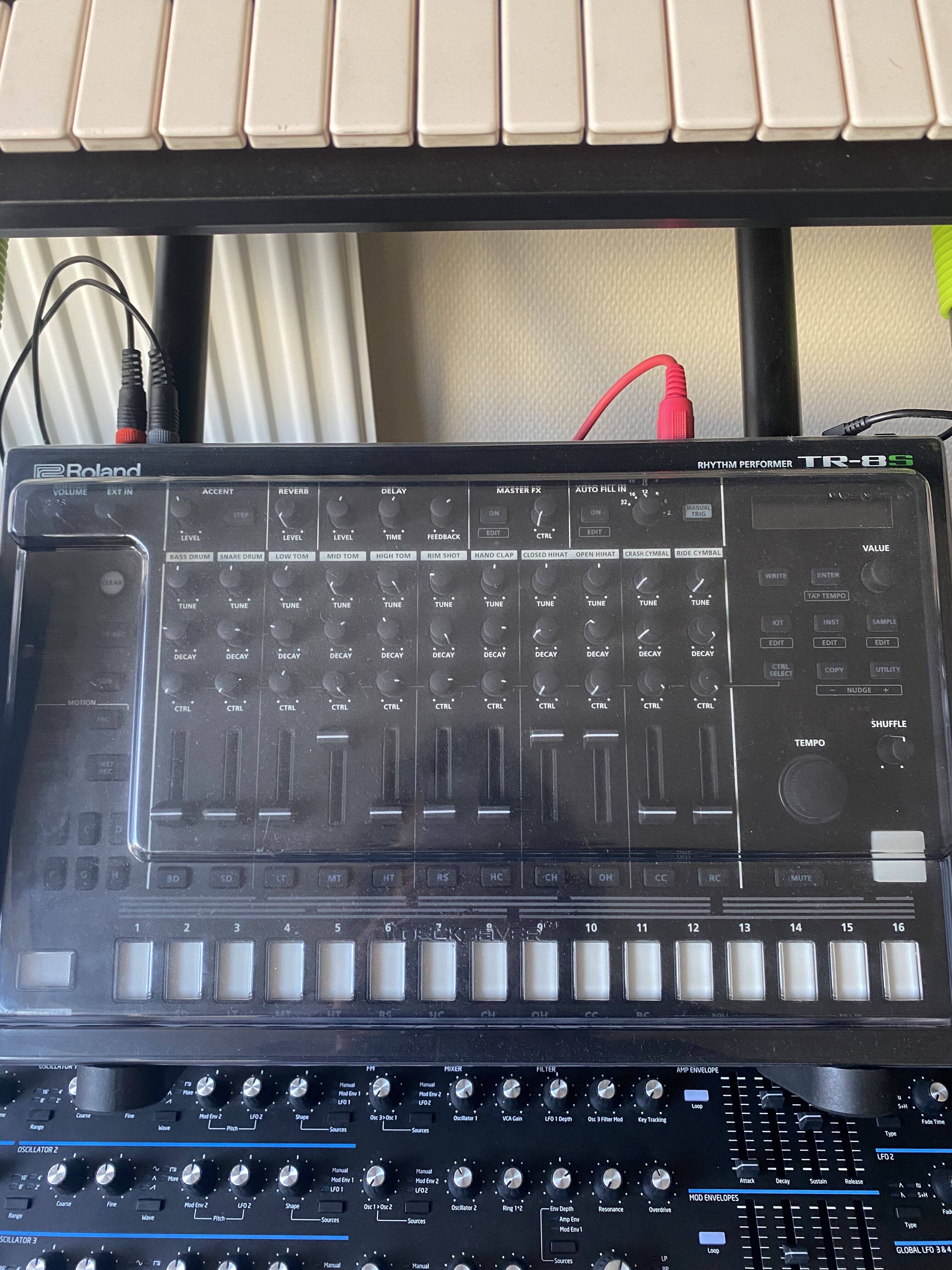Vends TR-8S + Decksaver & Stand TBE