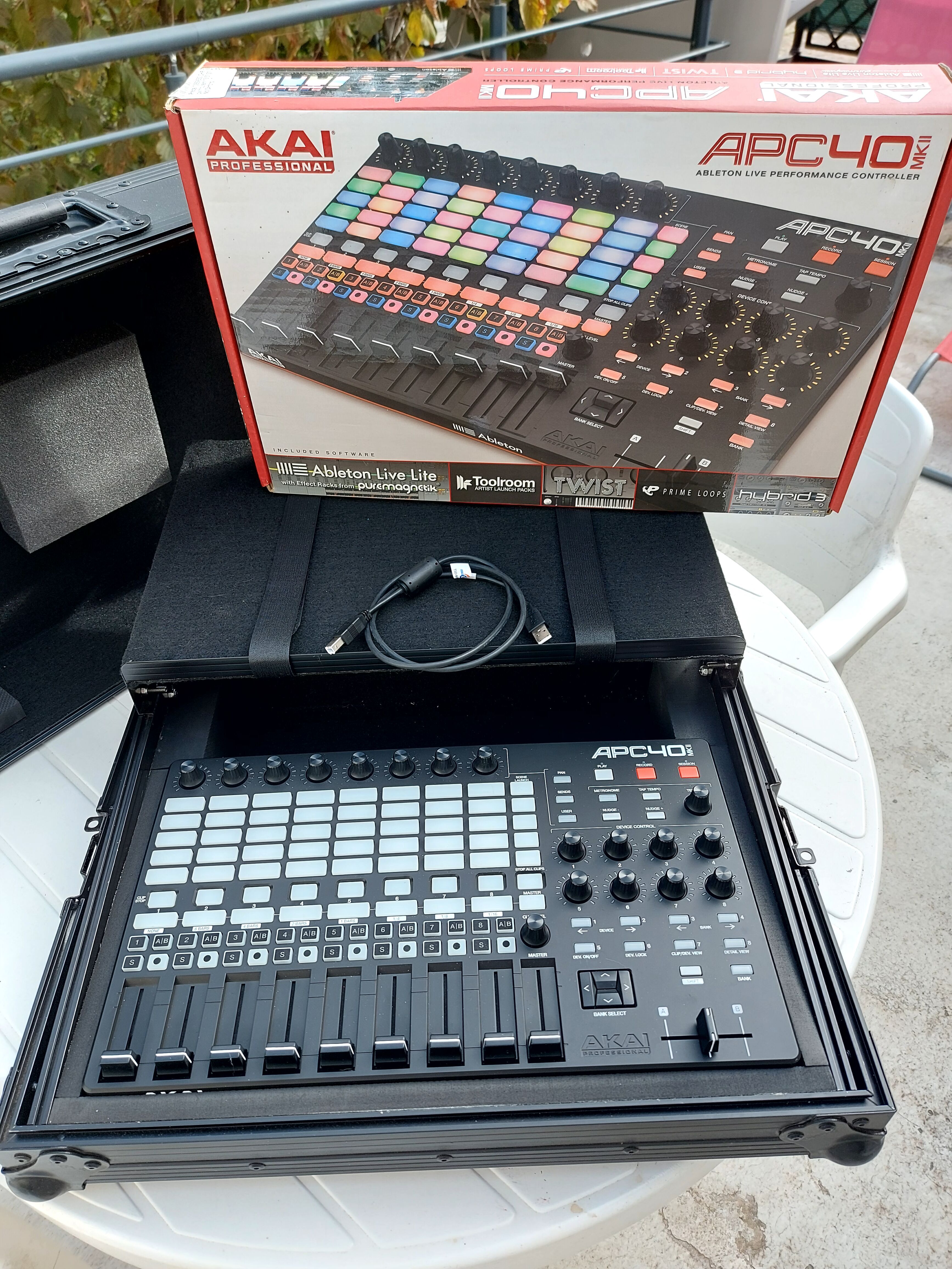 Vends Pack AKAI APC40MKII+FLYGHT CASE rigide sur mesure( support pc) + boîte d'origine 