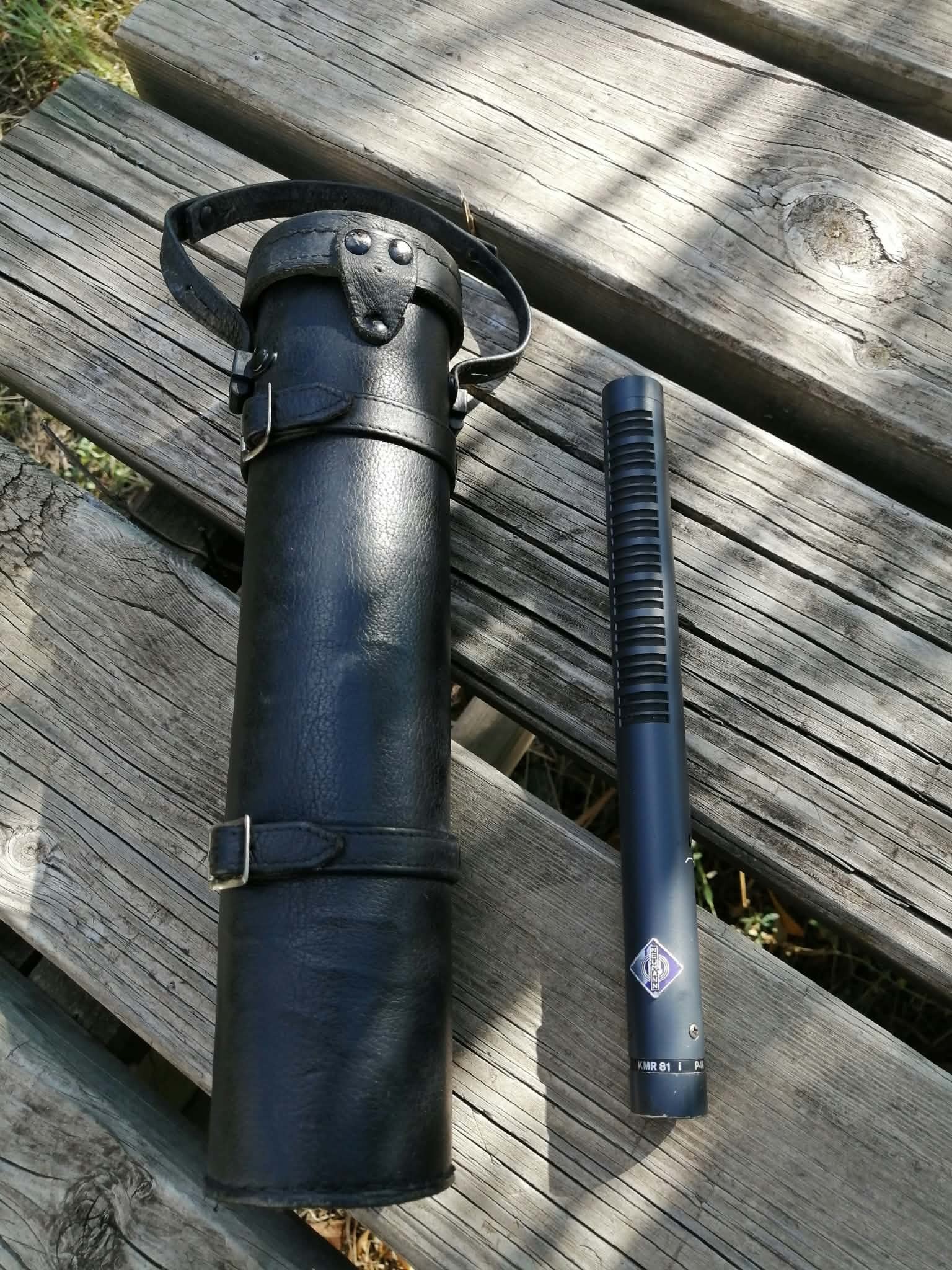 Microphone Neumann KMR 81 i avec son étui en cuir