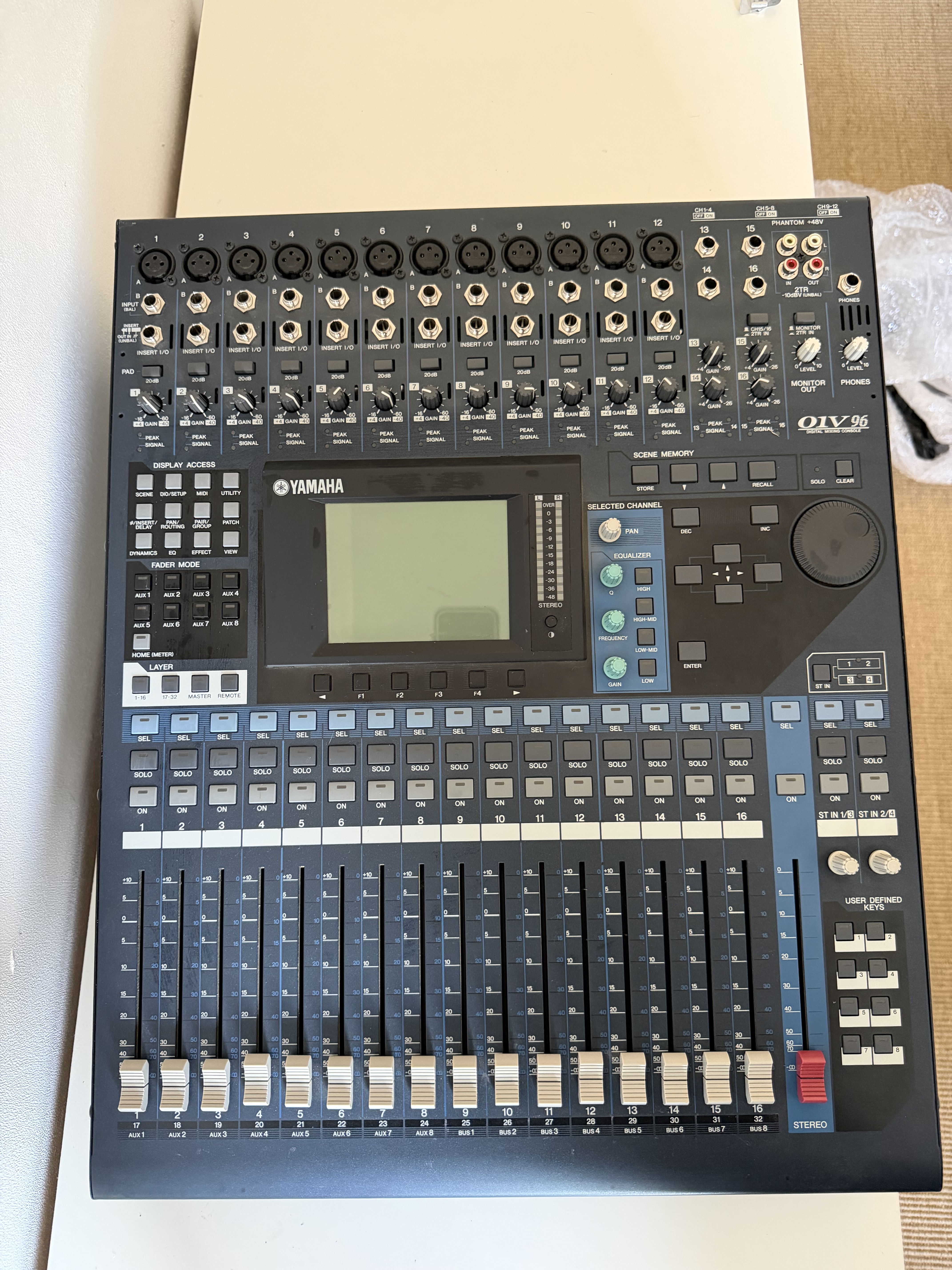 Je vends mon table de mixage 01v96 fourni avec son câble d’alimentation sans fly prix négociable 