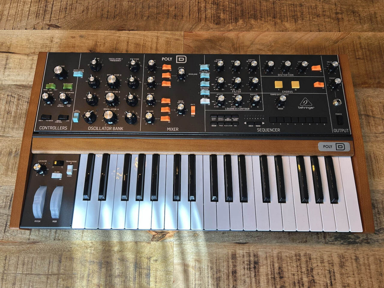 synthétiseur analogique Behringer Poly D.
