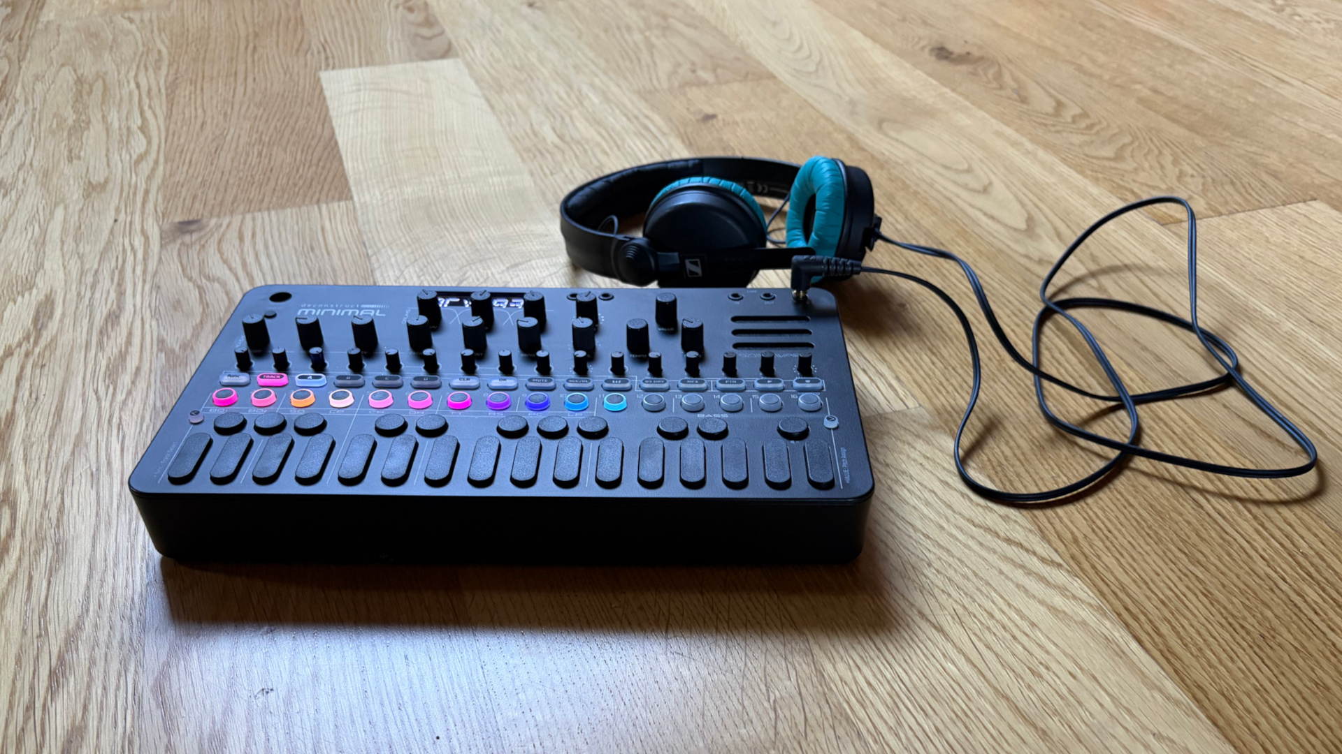Sonicware Deconstruct Minimal - devant+Sennheizer HD25