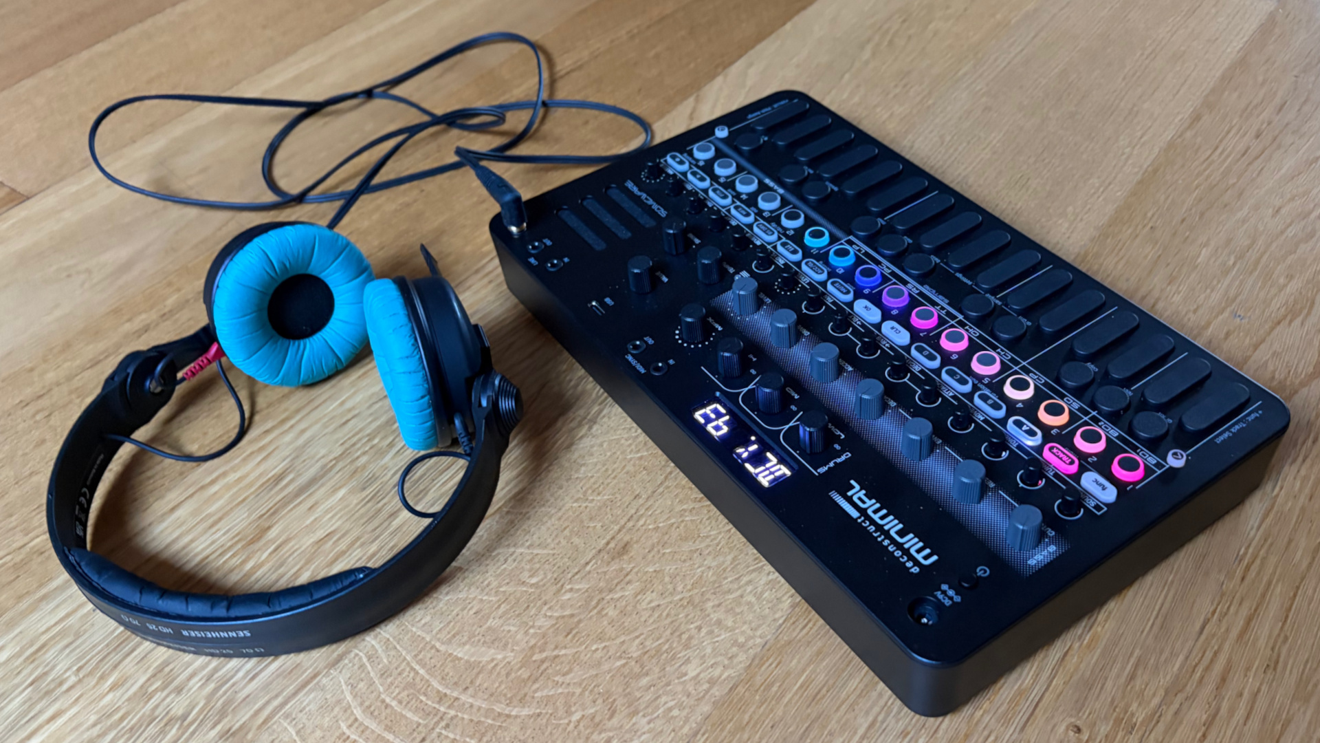 Sonicware Deconstruct Minimal - quart dos+Sennheizer HD25