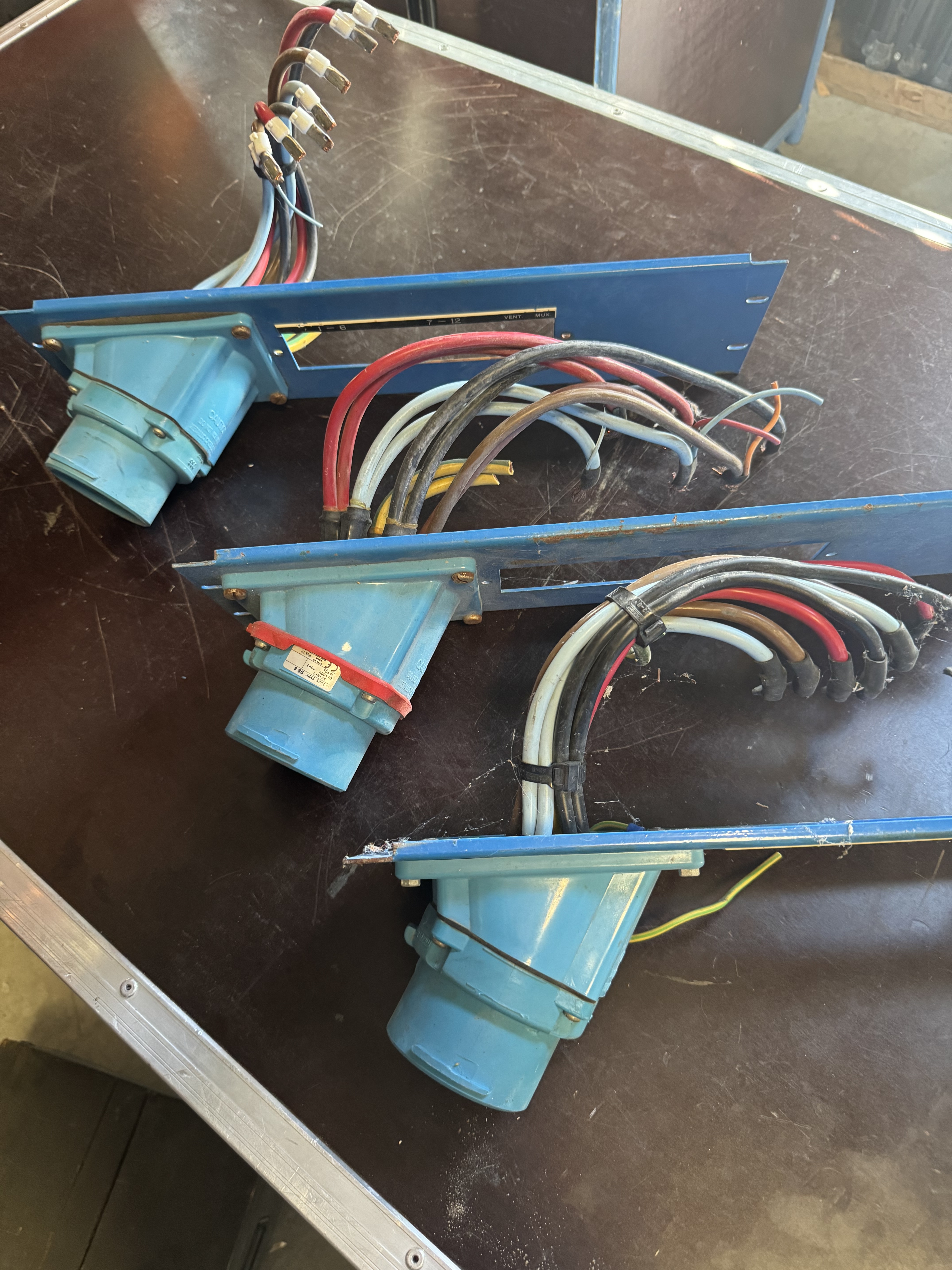 VENDS TROIS PRISES MÂLES MARÉCHAL IP 54 3P+N+T90A 440V 