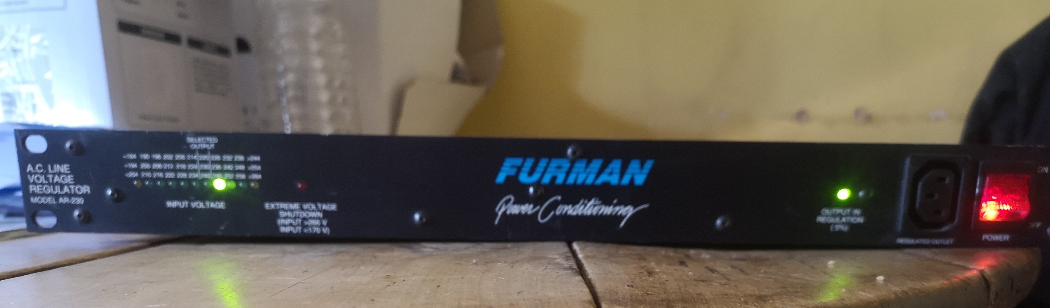 régulateur/stabilisateur de tension Furman AR 230