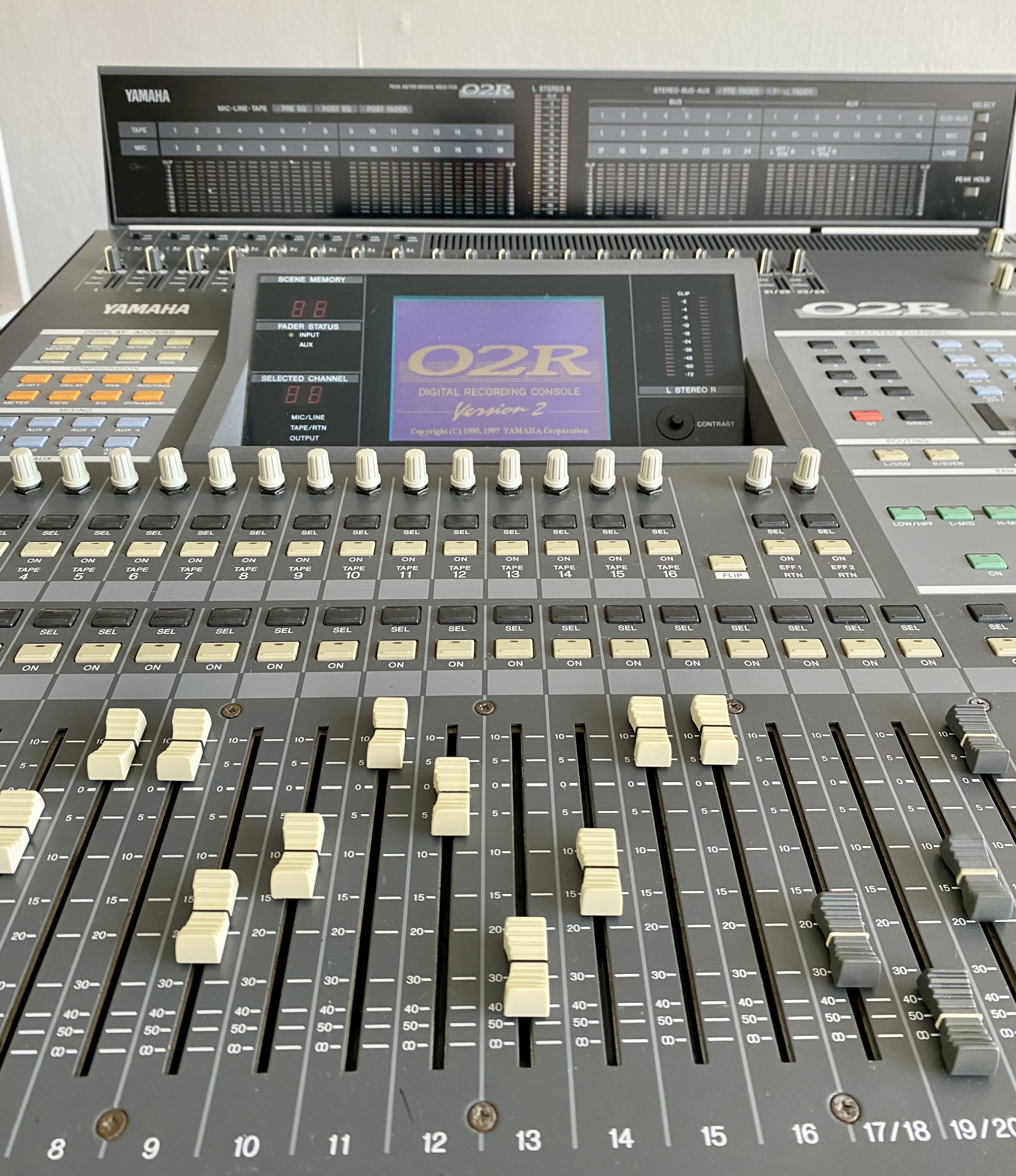Yamaha 02R Version V2 + Bandeau VU-mètres (MB02) + 2 Cartes d'extension — Révisé