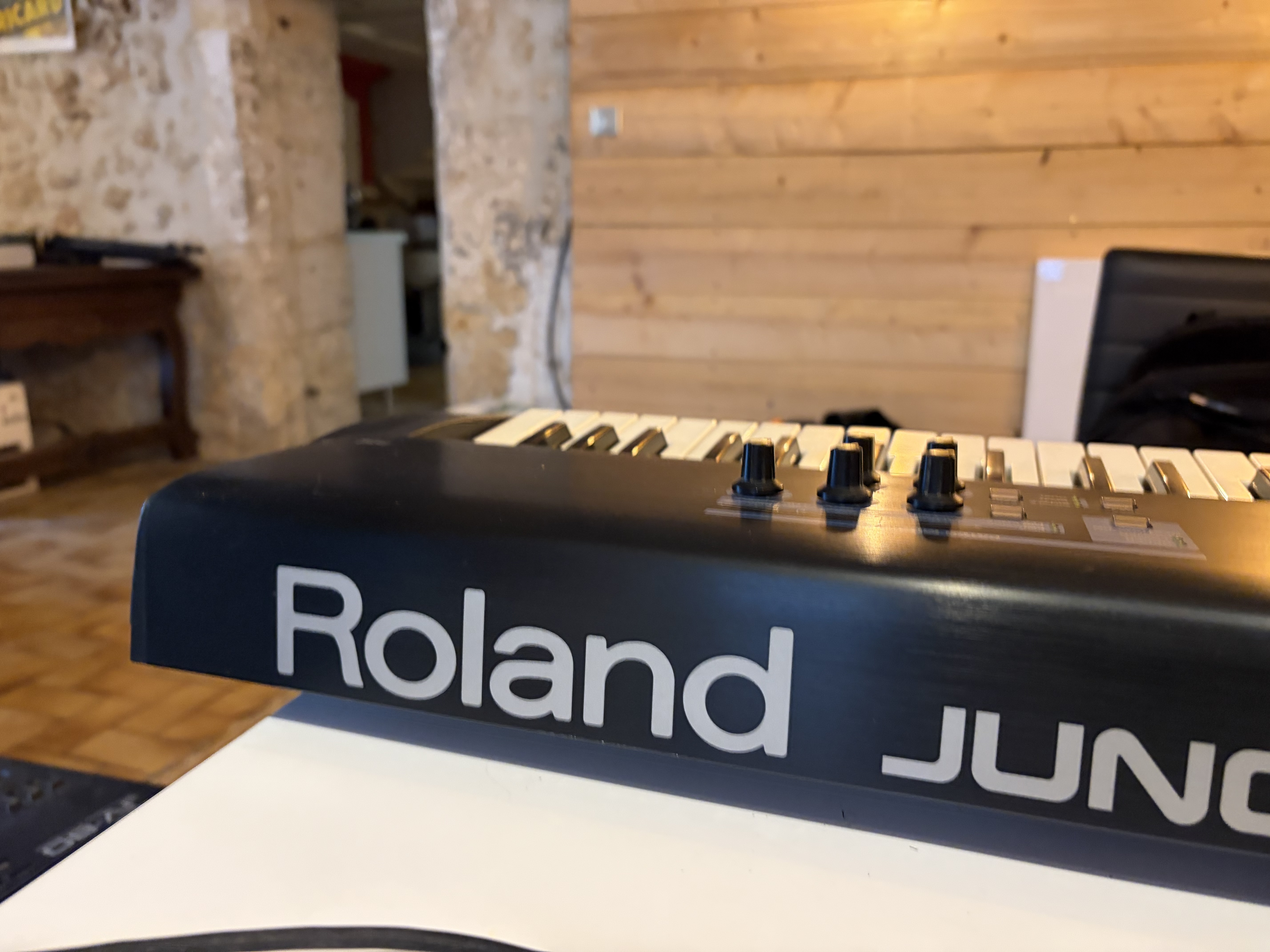 Roland Juno-D – Fonctionnel / clavier à restaurer