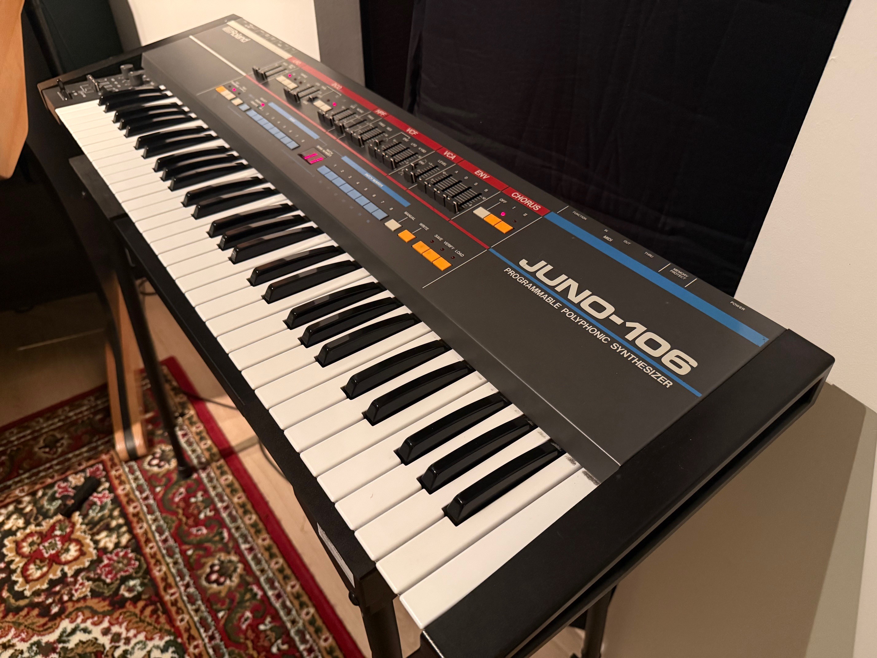 Vends Roland JUNO-106 + housse de protection