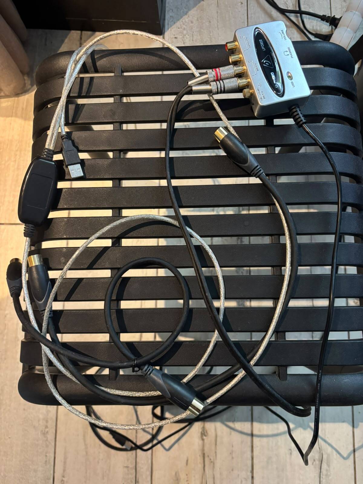 Vends d'un Korg microKORG + micro vocoder + interface Behringer UCA202 + câbles
