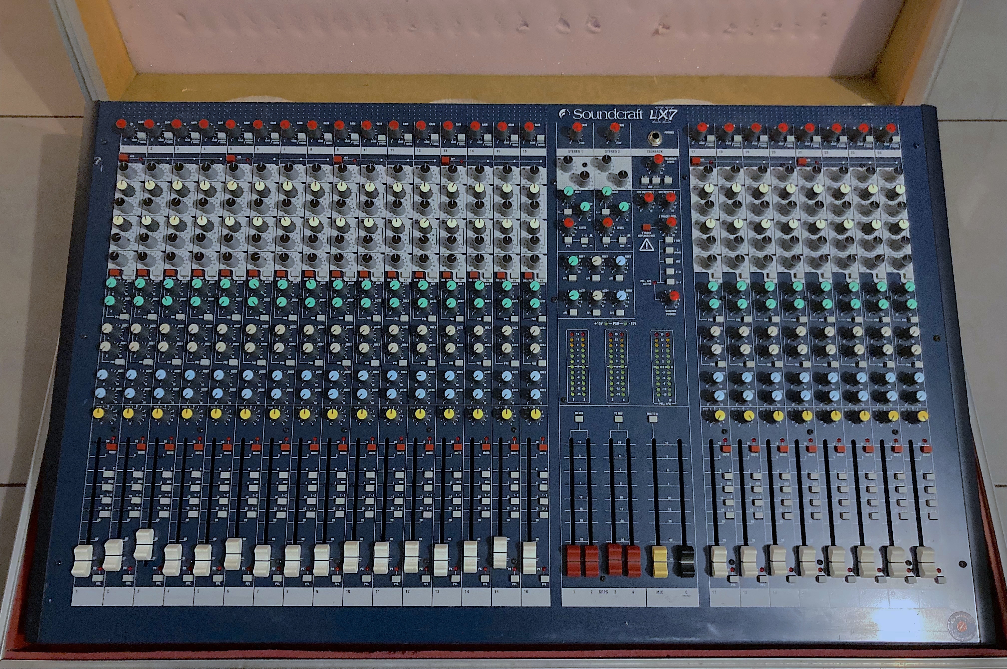 cons Soundcraft LX7ii