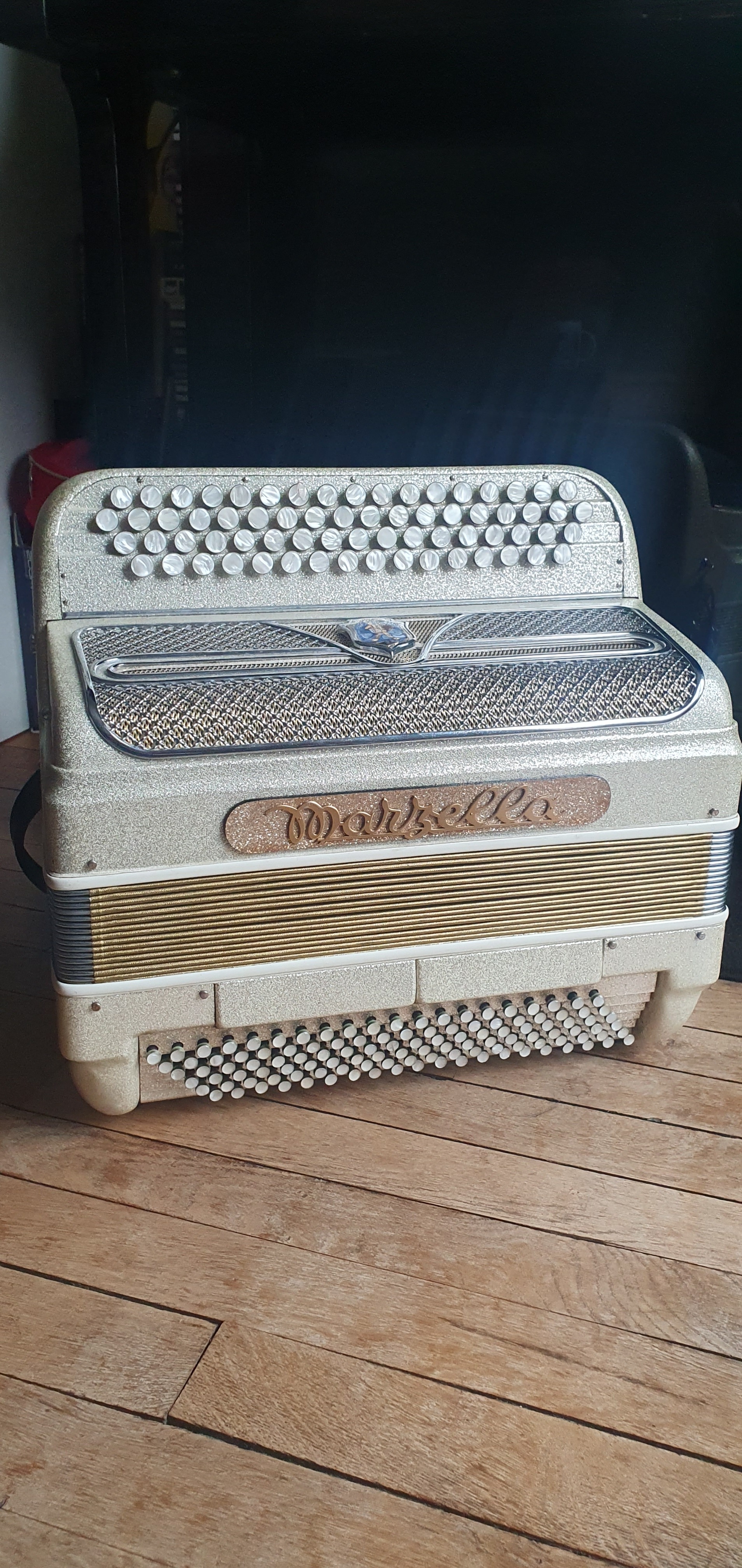 Vend accordéon chromatique Marzella (faction française) très bon état, beau son et belle allure!