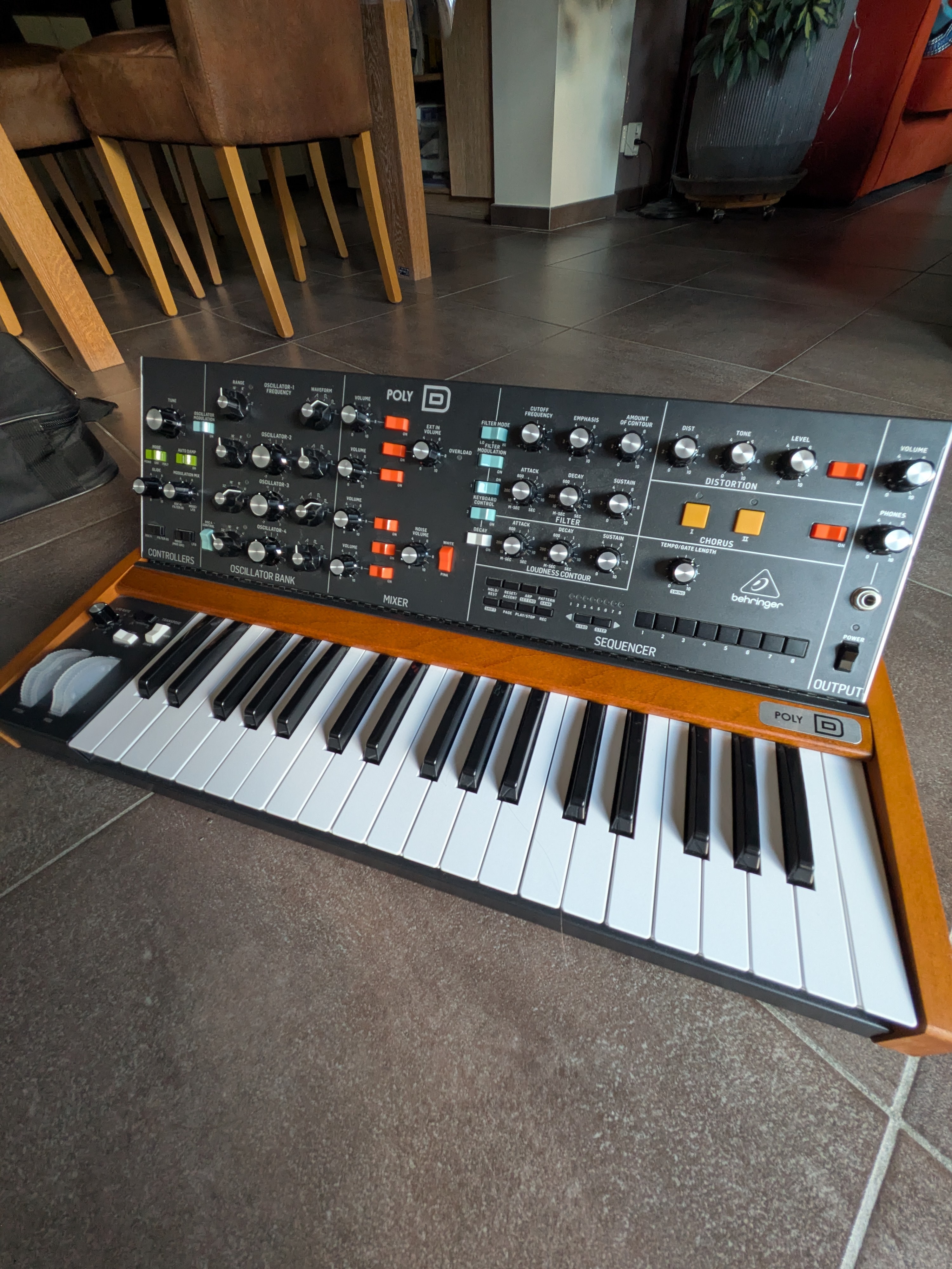 Behringer Poly D + housse + étui
