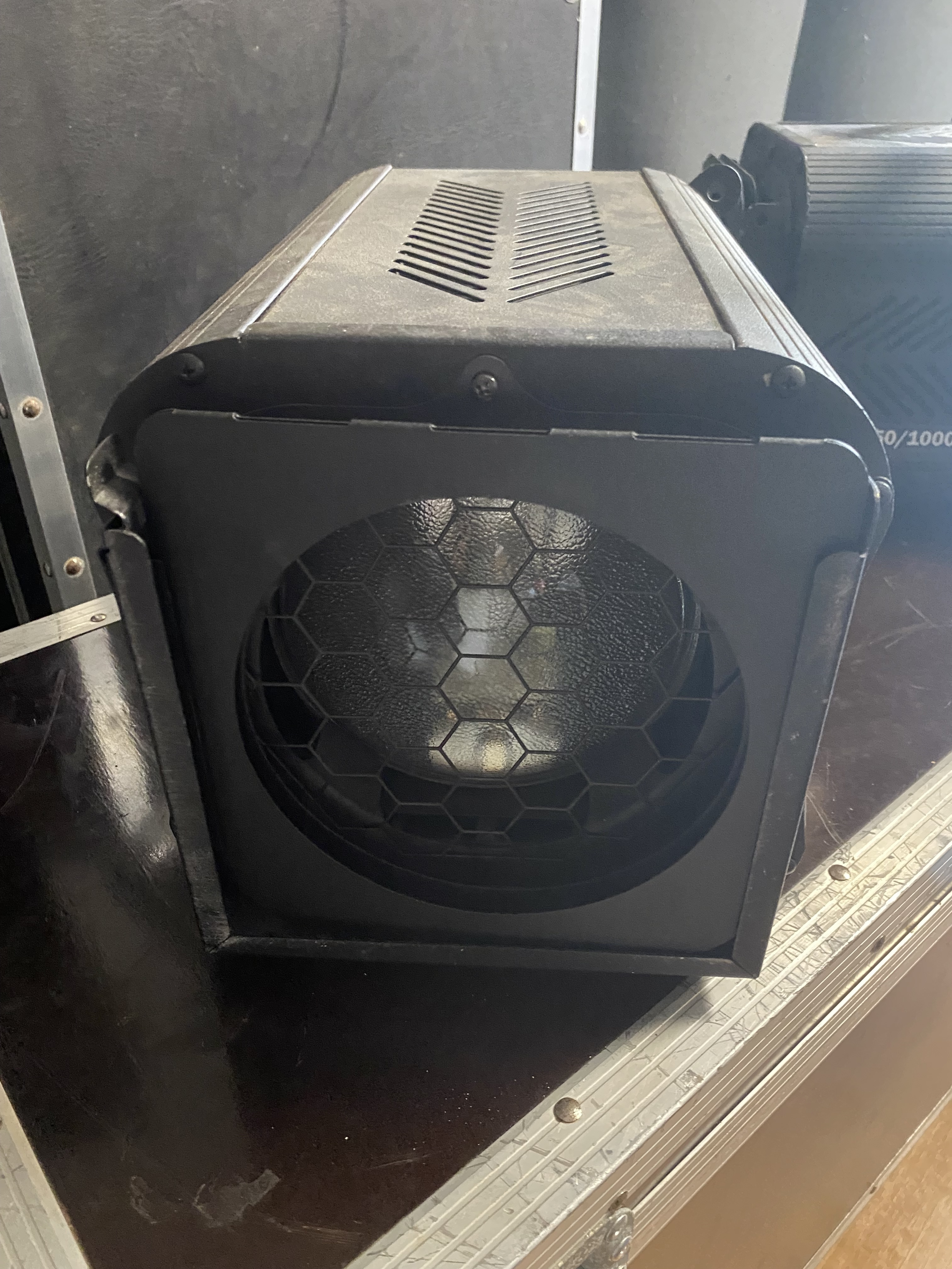 8 projecteurs pc Scena 650/1000. 