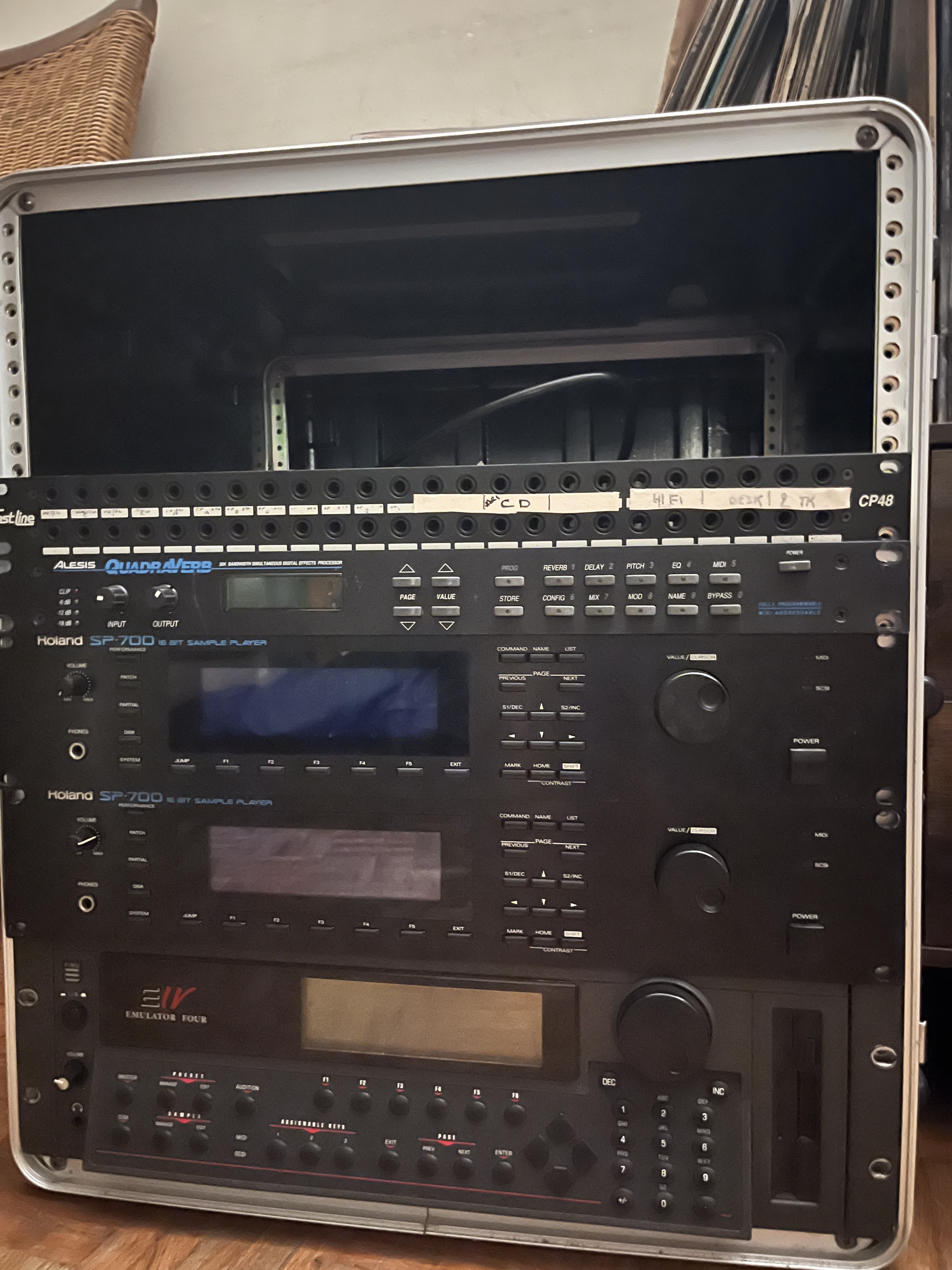 Rack studio complet : Emulator Four, 2× Roland SP-700, Alesis QuadraVerb, patchbay CP48 + flight case