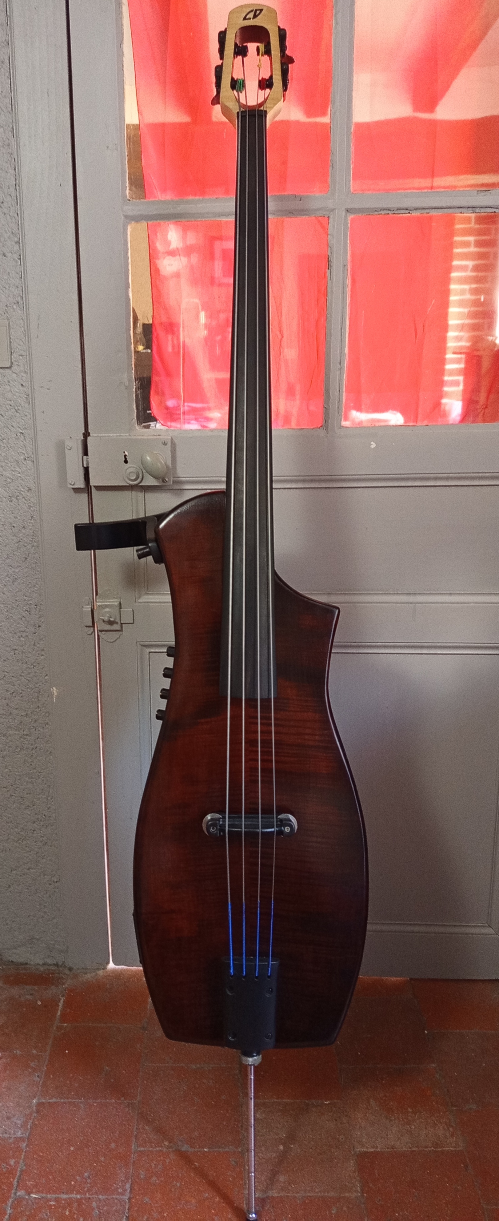 Modèle unique. Contrebasse électrique handmade format 1/2 avec housse et stand