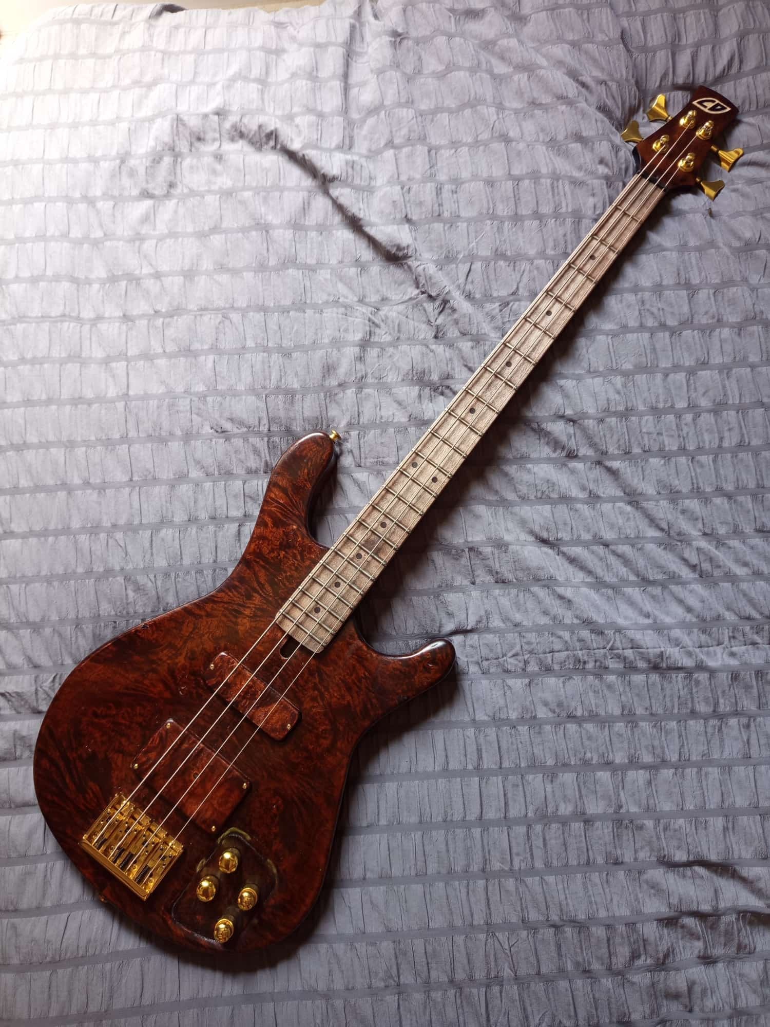 BASSE ELECTRIQUE de Luthier modèle unique