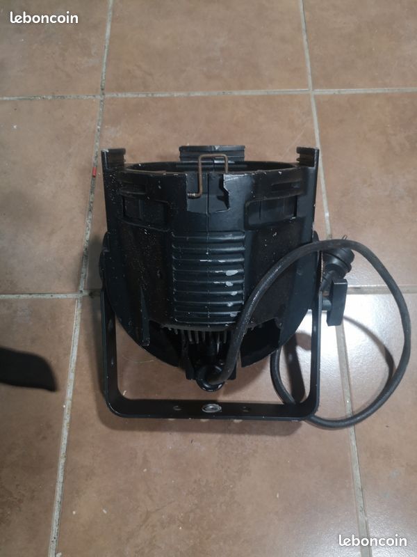 Deux Barres de puissance lumière 4*1000w DMX + 5 projecteur 575w 230v focal large 55 degré