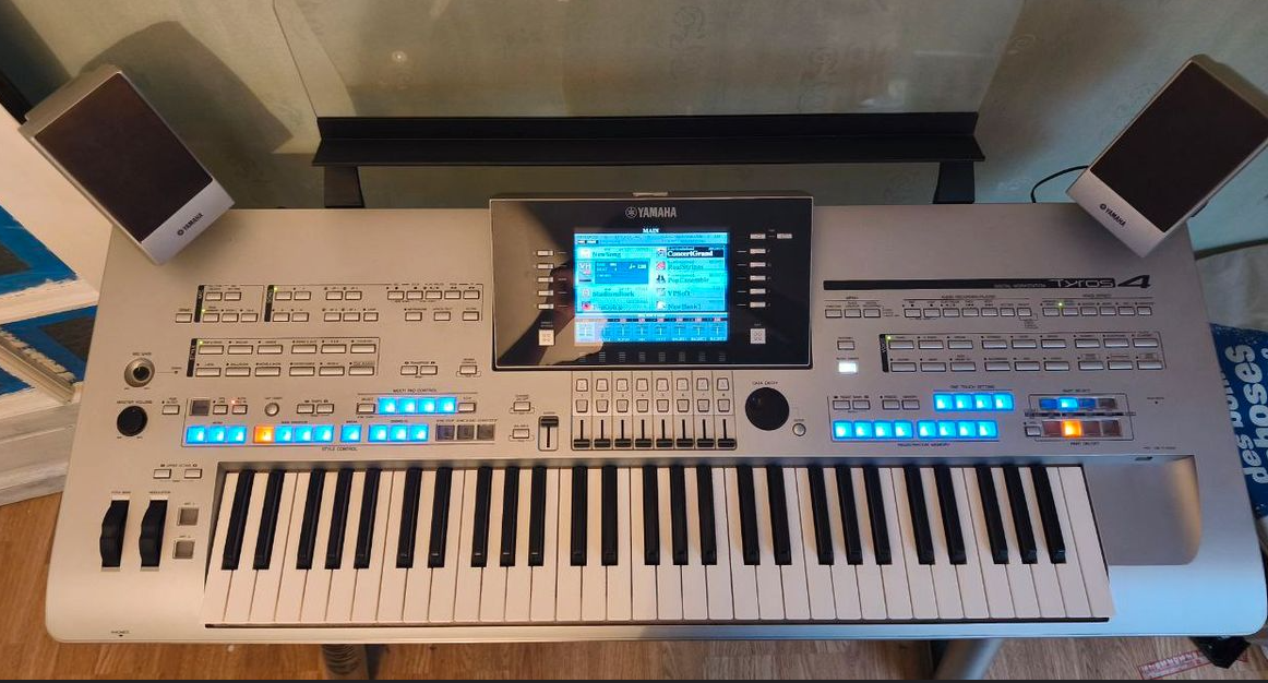 Yamaha Tyros 4 + support L-7 + système son TRS-MS04
