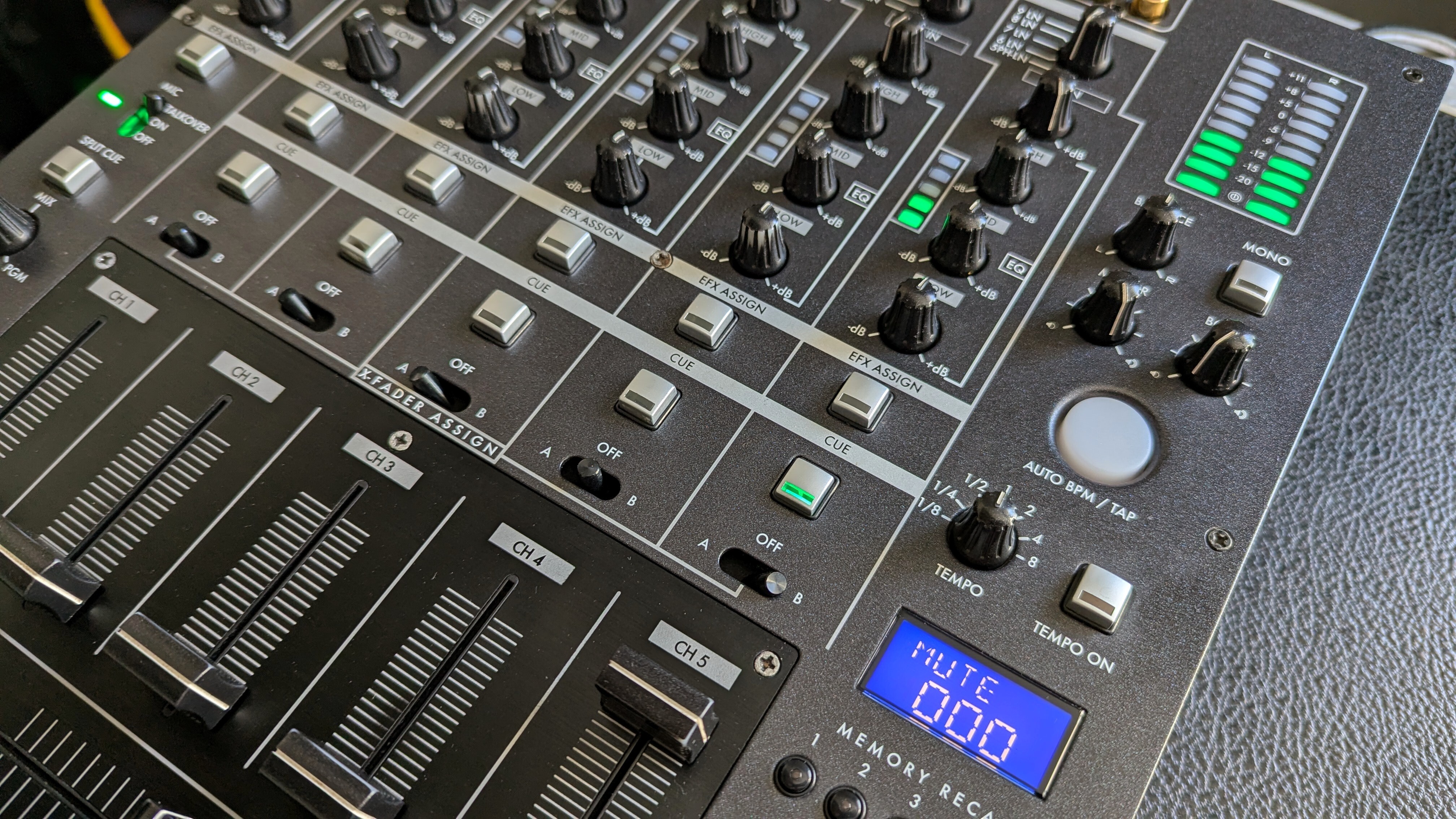 Table de mixage DJ 5 voies Gemini CS-02 Pro. 100% Fonctionnelle. Notice d’origine incluse.