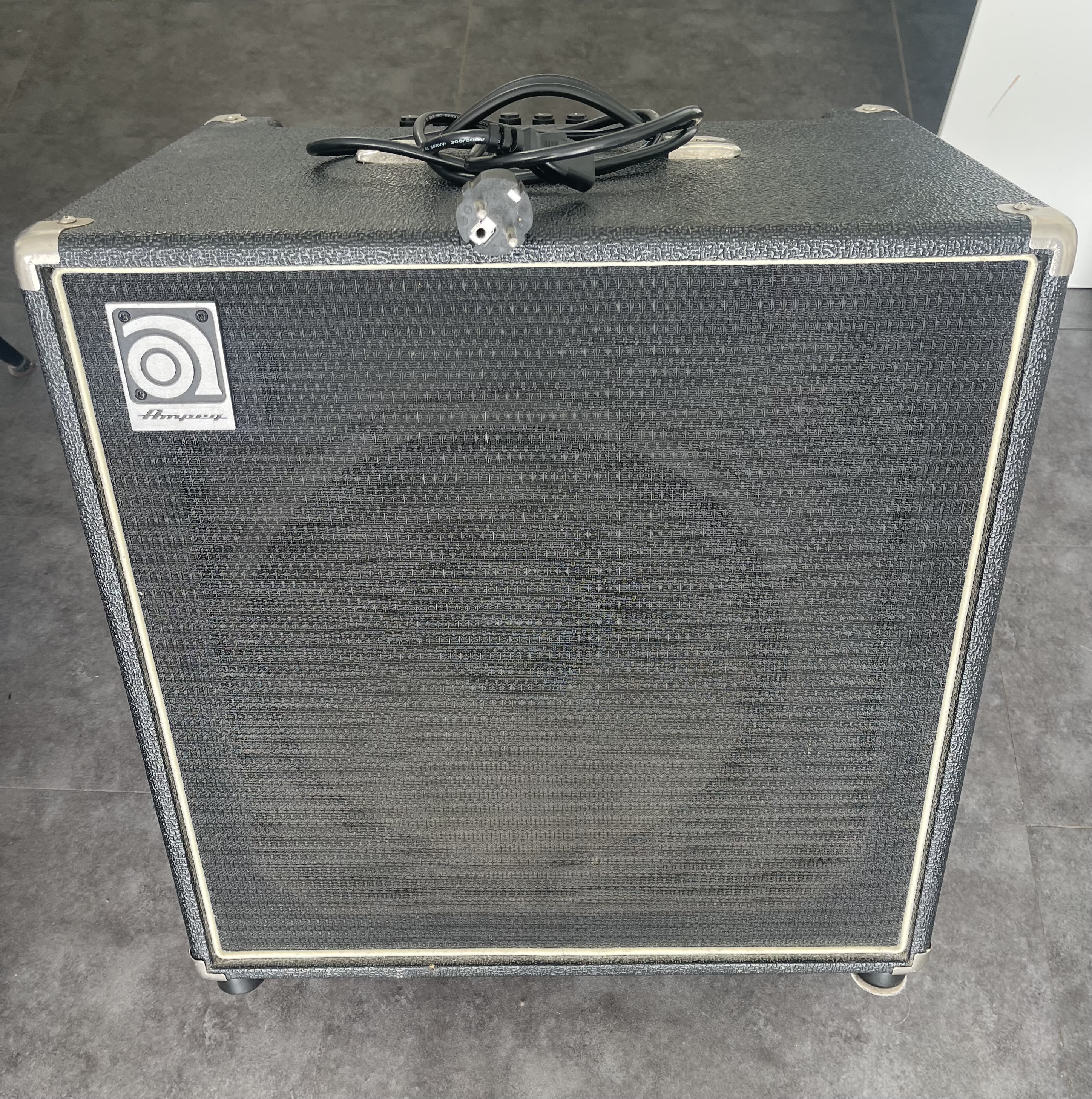 AMPEG BA-115 — COMBO BASSE 100 W — HAUT-PARLEUR 15 POUCES