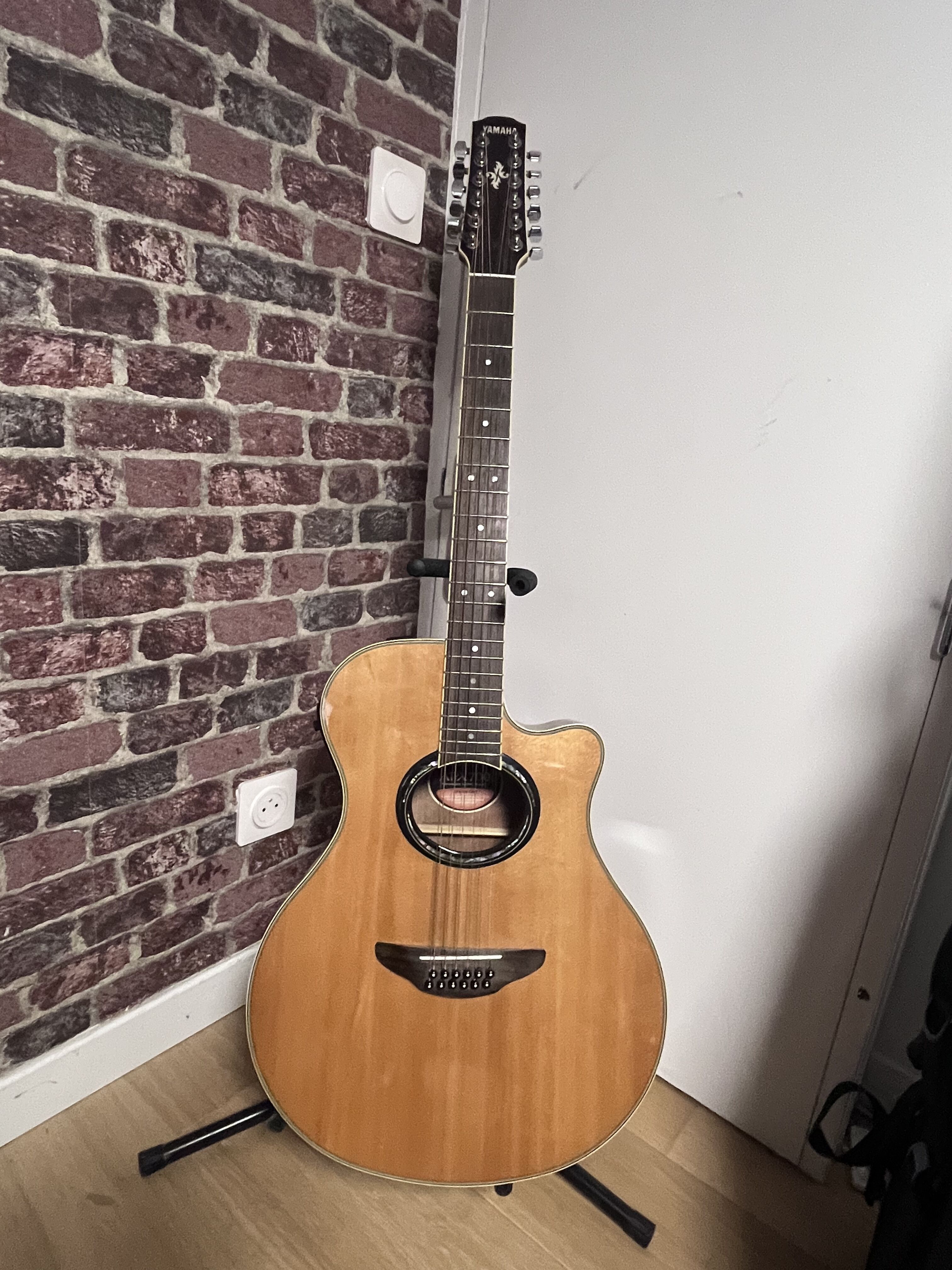 Vends guitare 12 cordes Yamaha APX700-12 NT finition natural
