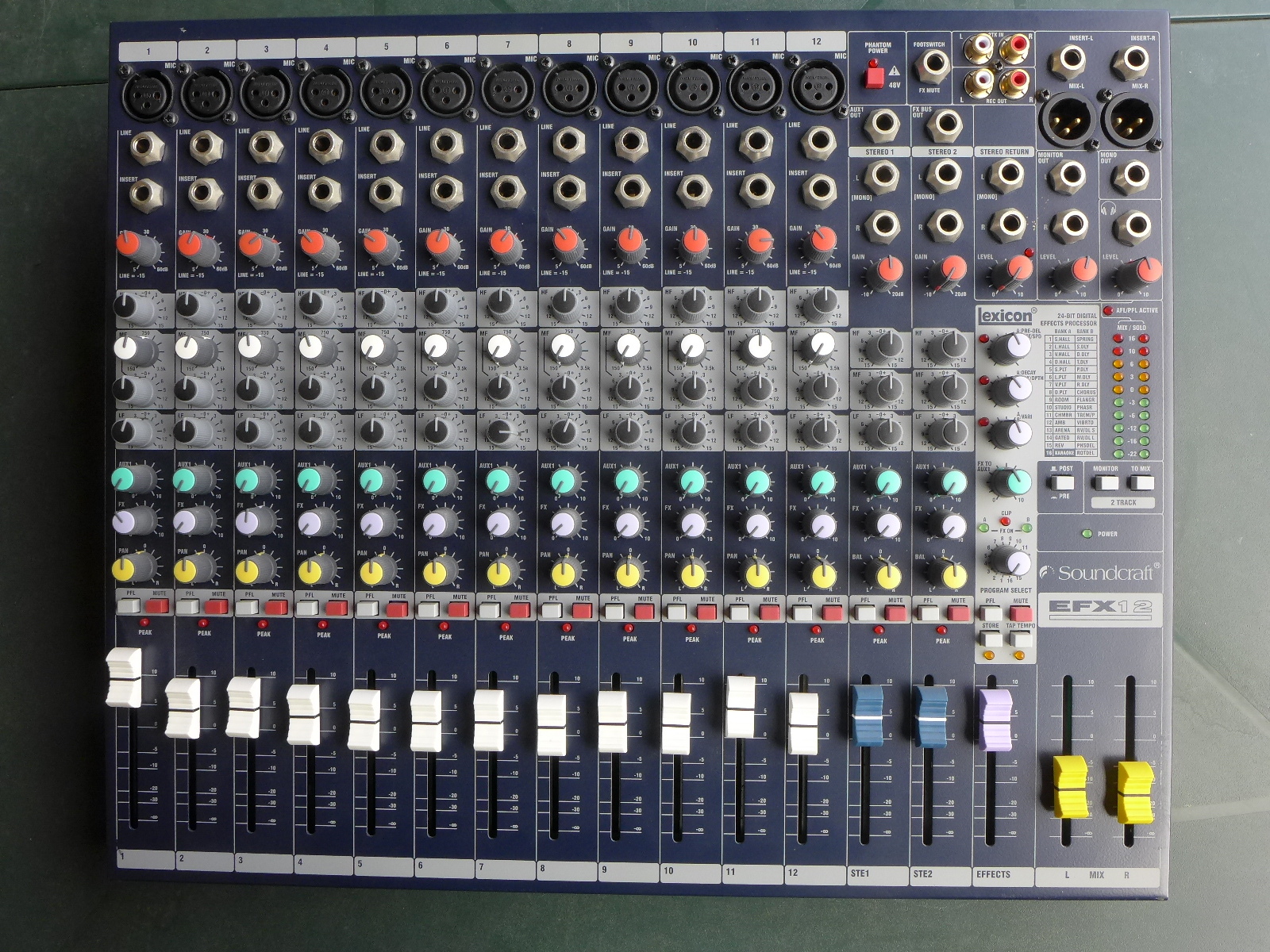 Vends  table de mixage Soundcraft EFX 12