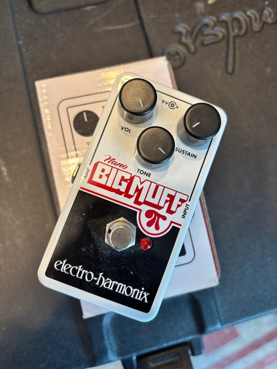 Electro-Harmonix Nano Big Muff Pi fuzz + boîte