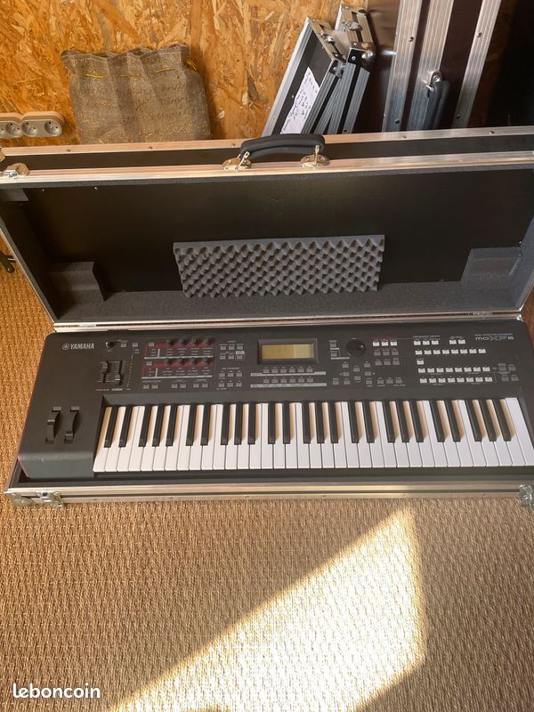 Clavier Yamaha MoxF6