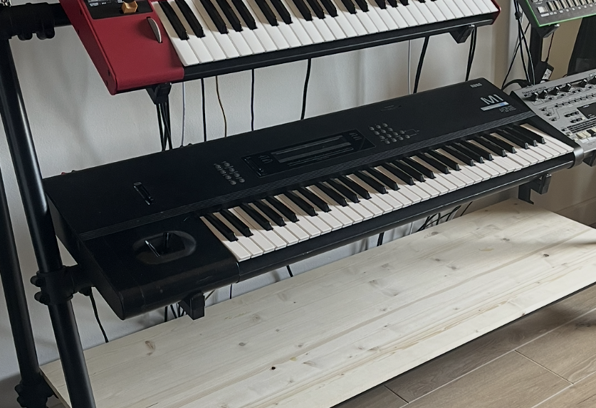 Vends Korg M1 parfait état.
