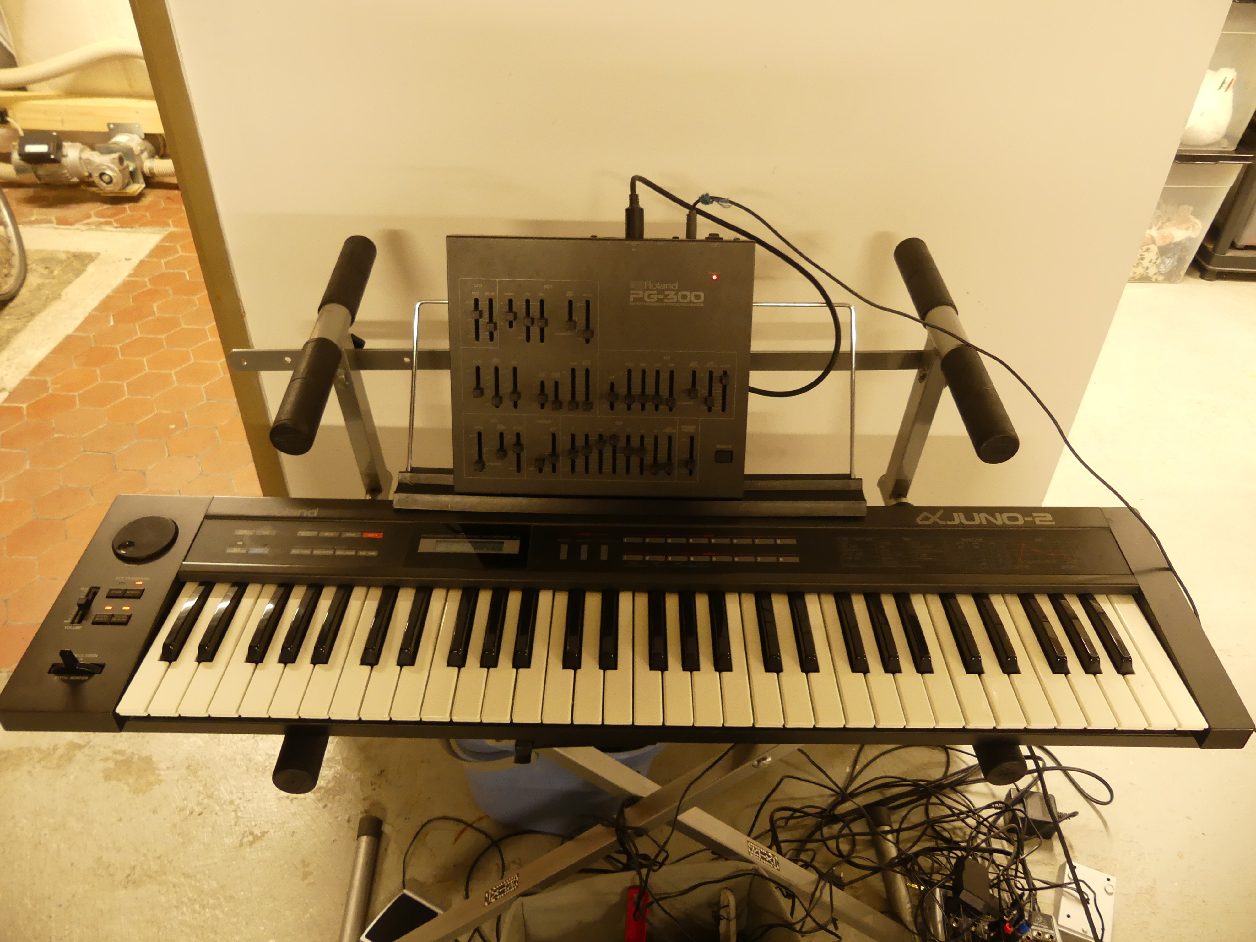 Vends Synthetiseur Roland Alpha Juno 2  des années 80 avec son programmeur PG300 