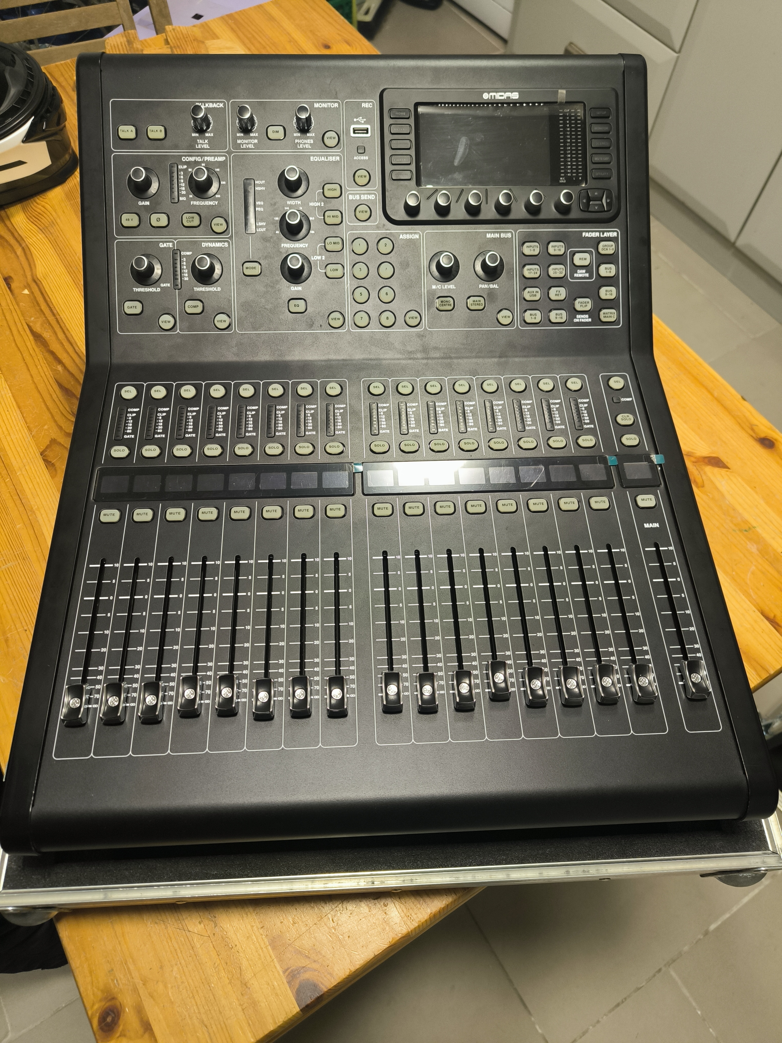Vend Midas M32R + carte dante + flight case 1700e