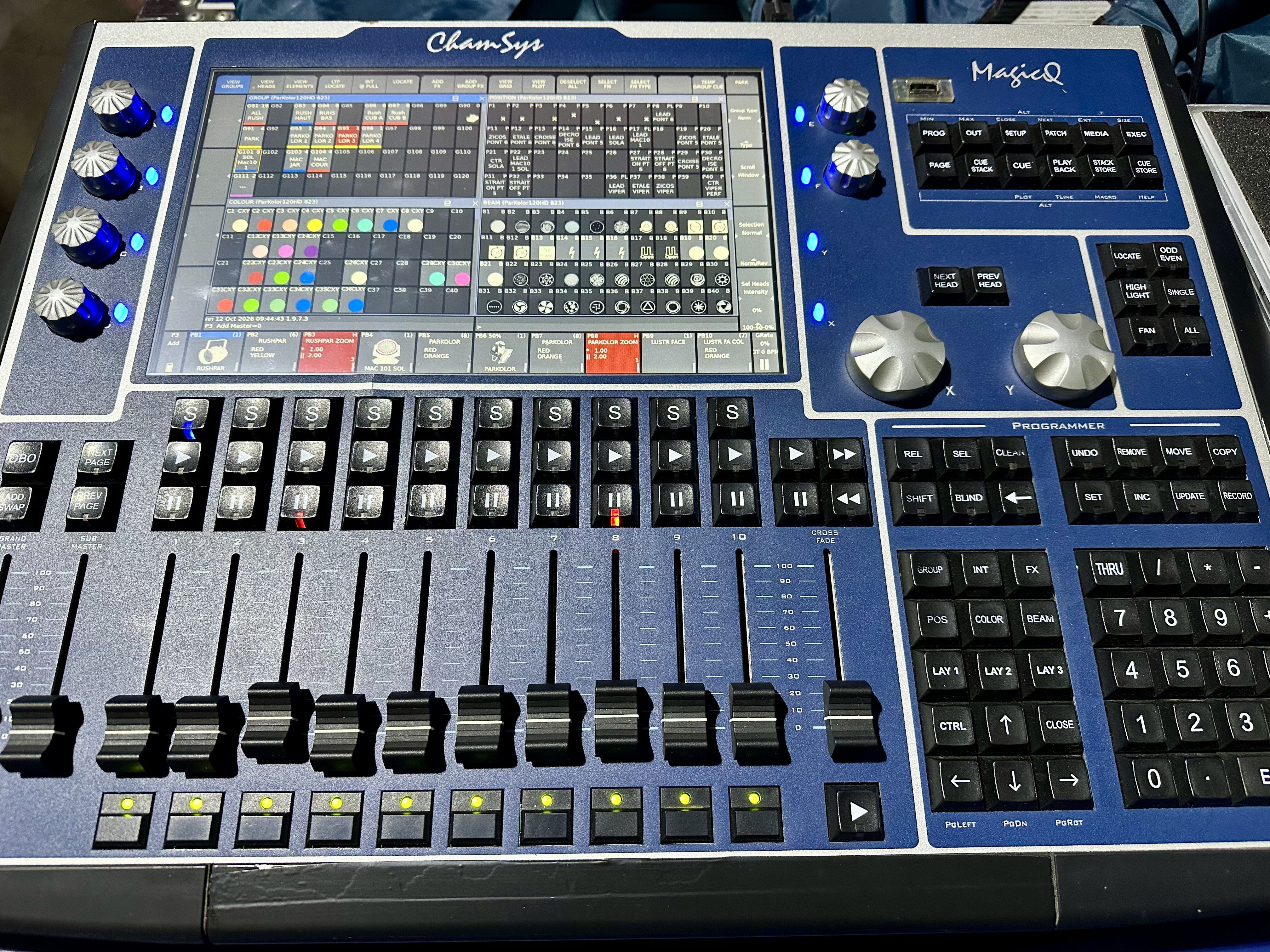 Vends une Chamsys MagicQ MQ80 + Extra Wing + Ecran tactile externe.