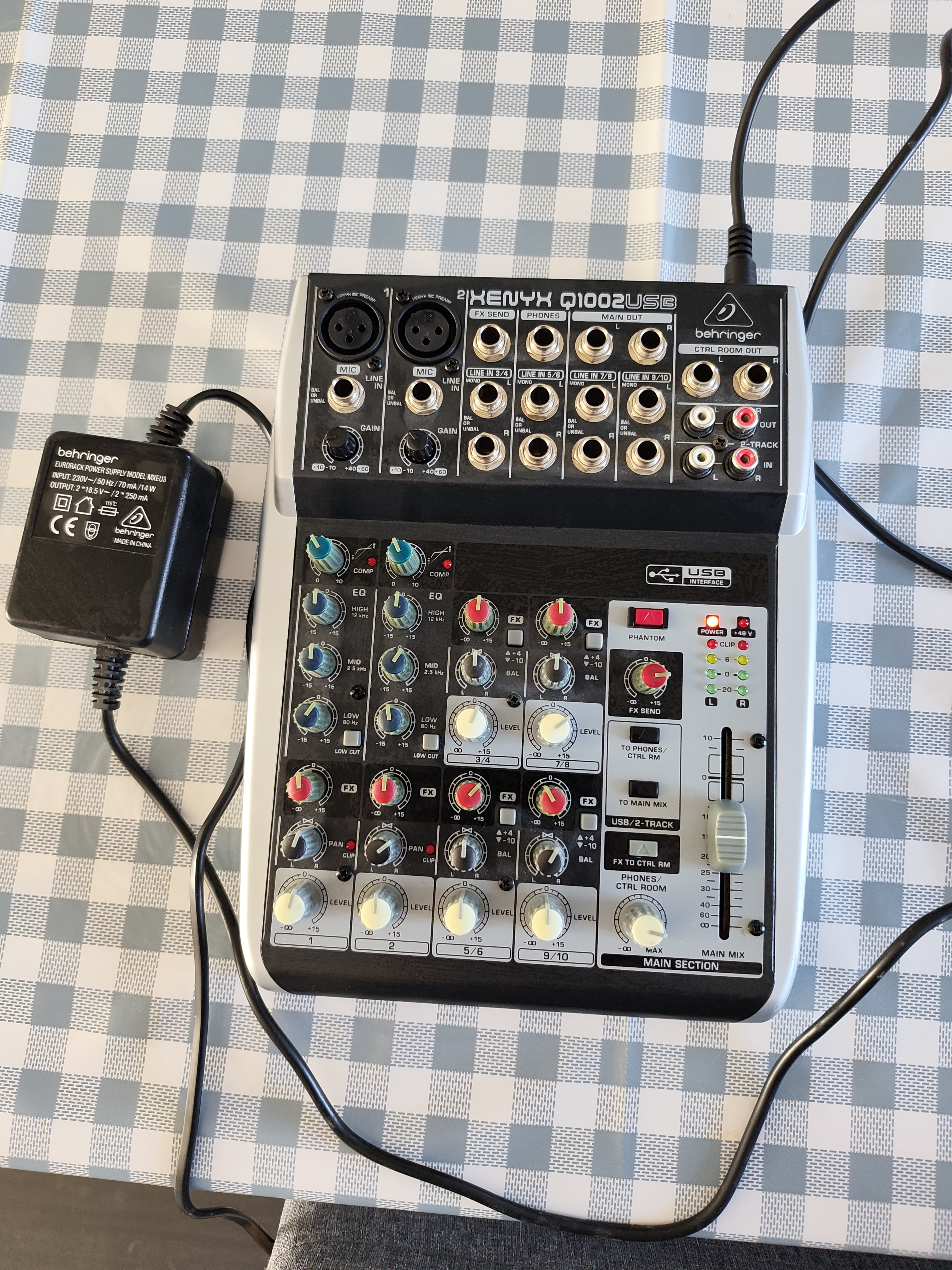 Vends table de mixage Behringer Xenix Q1002 usb Très bonne état peu servi 