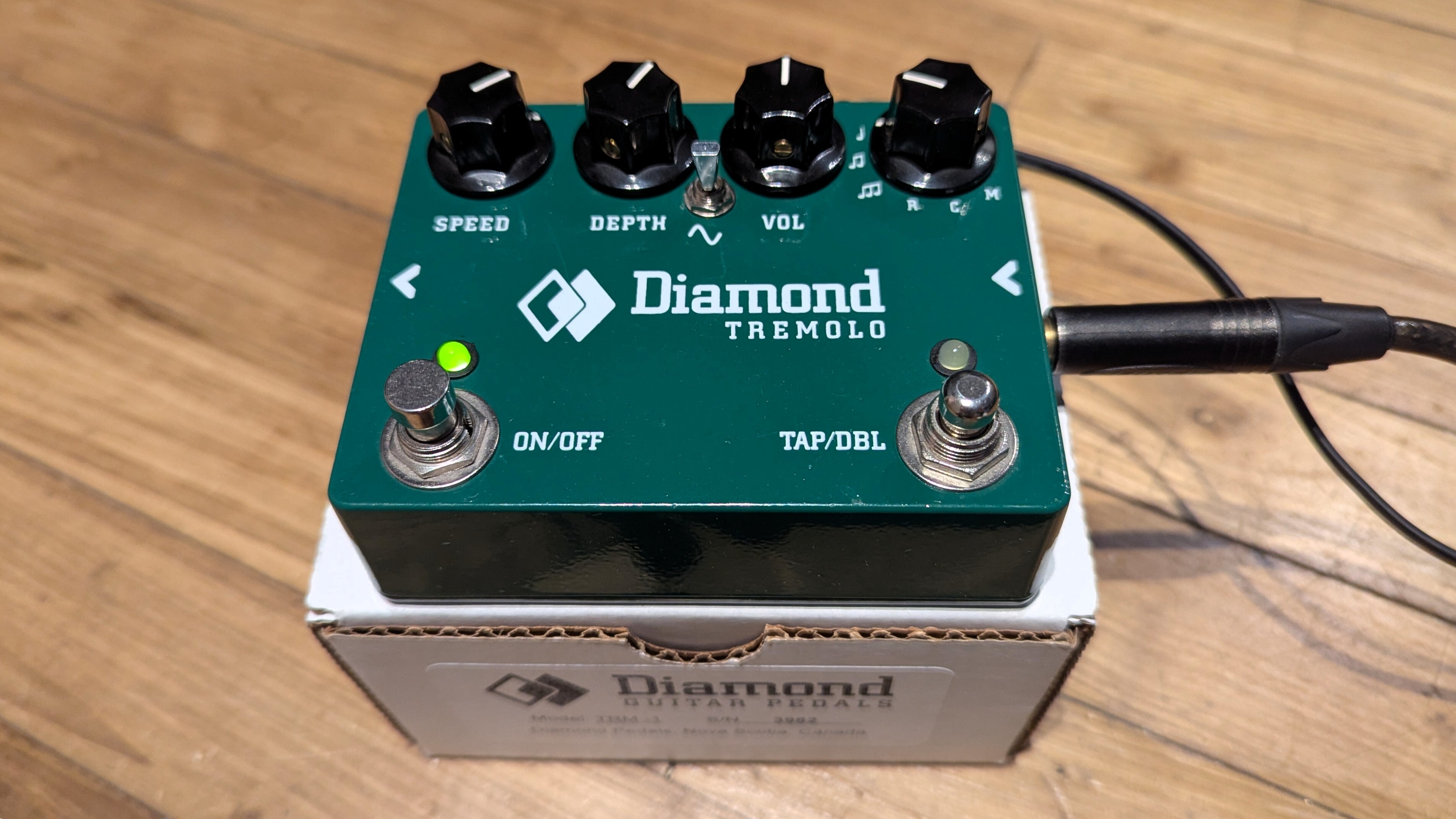 Diamond Tremolo V1 (TRM-1). Handmade in Canada. État Collector en excellent état. Boîte & Notice. 