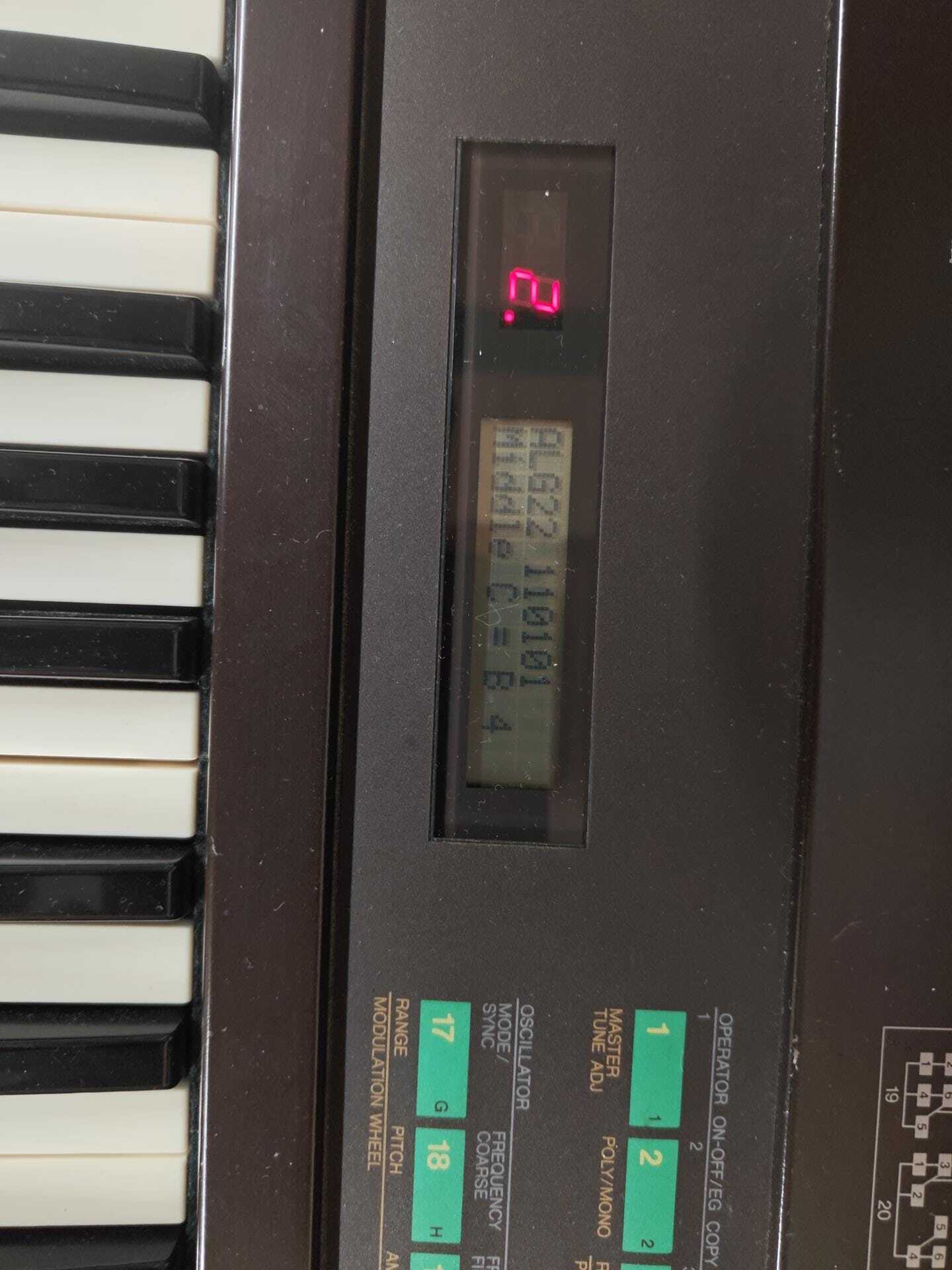 YAMAHA DX 7 + Flight case