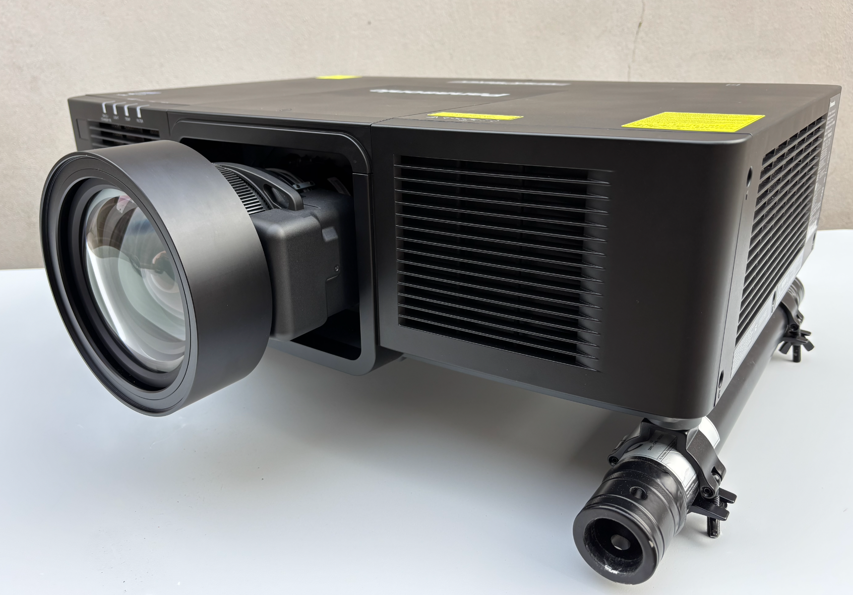 Panasonic PT-MZ16KLB 16 000 lumens + optique ET-EMW500 – 1 758 h