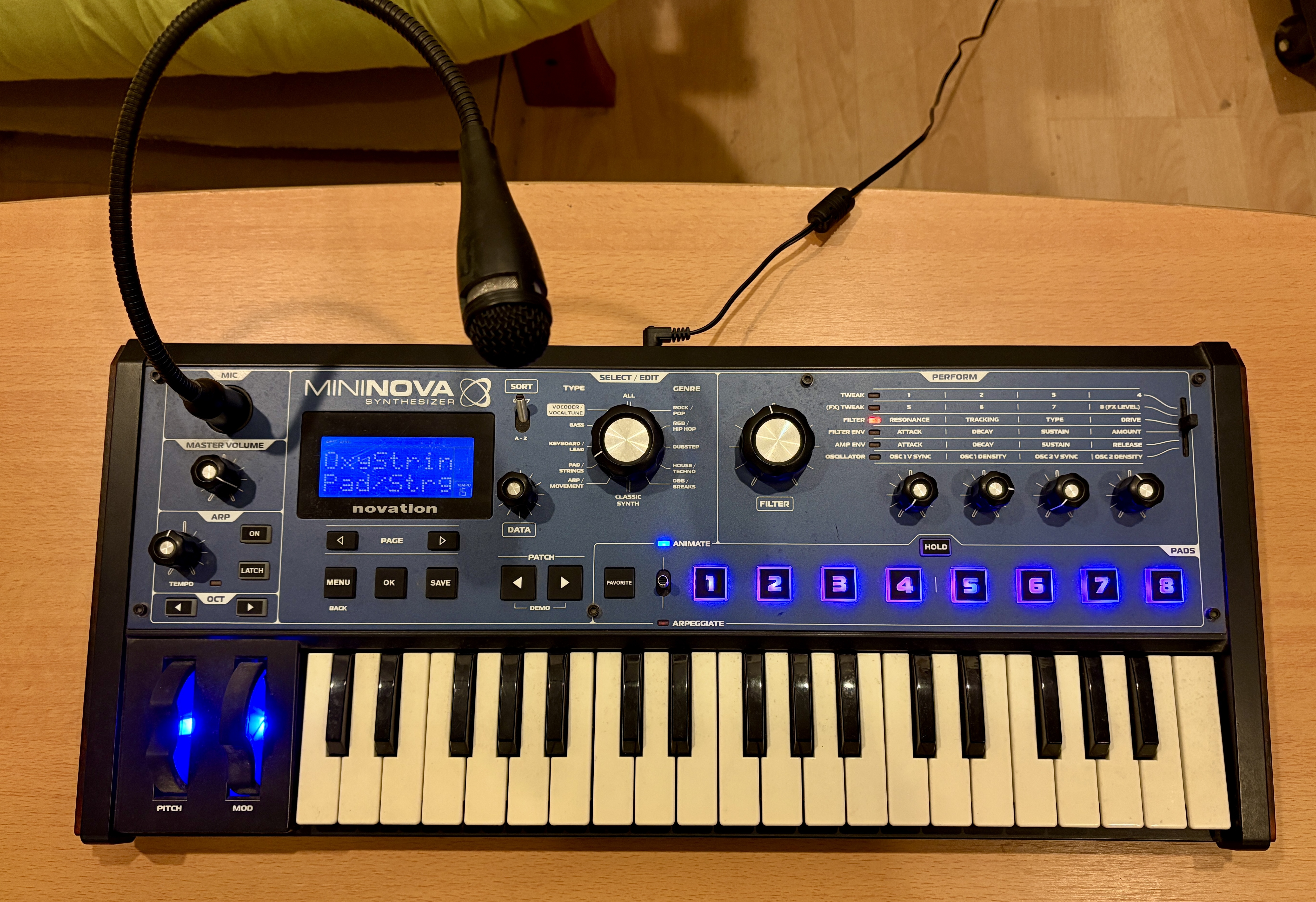 vds Novation Mininova - etat excellent - emballage d'origine
