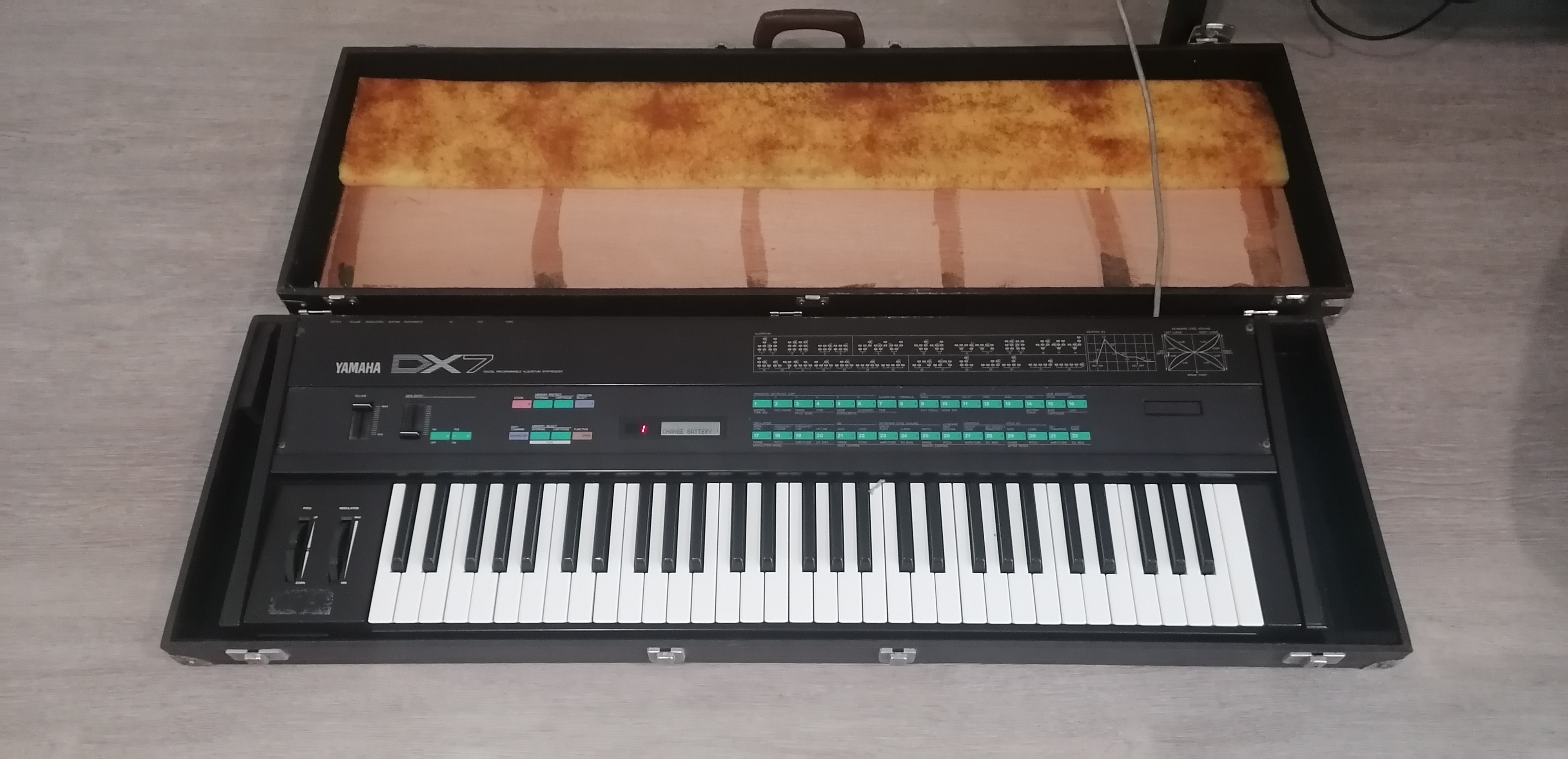 Yamaha Dx7 Supermax, 2 cartouches et flight case. 