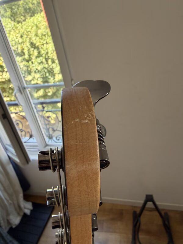 fender-aerodyne-jazz-5565875@2x.jpg