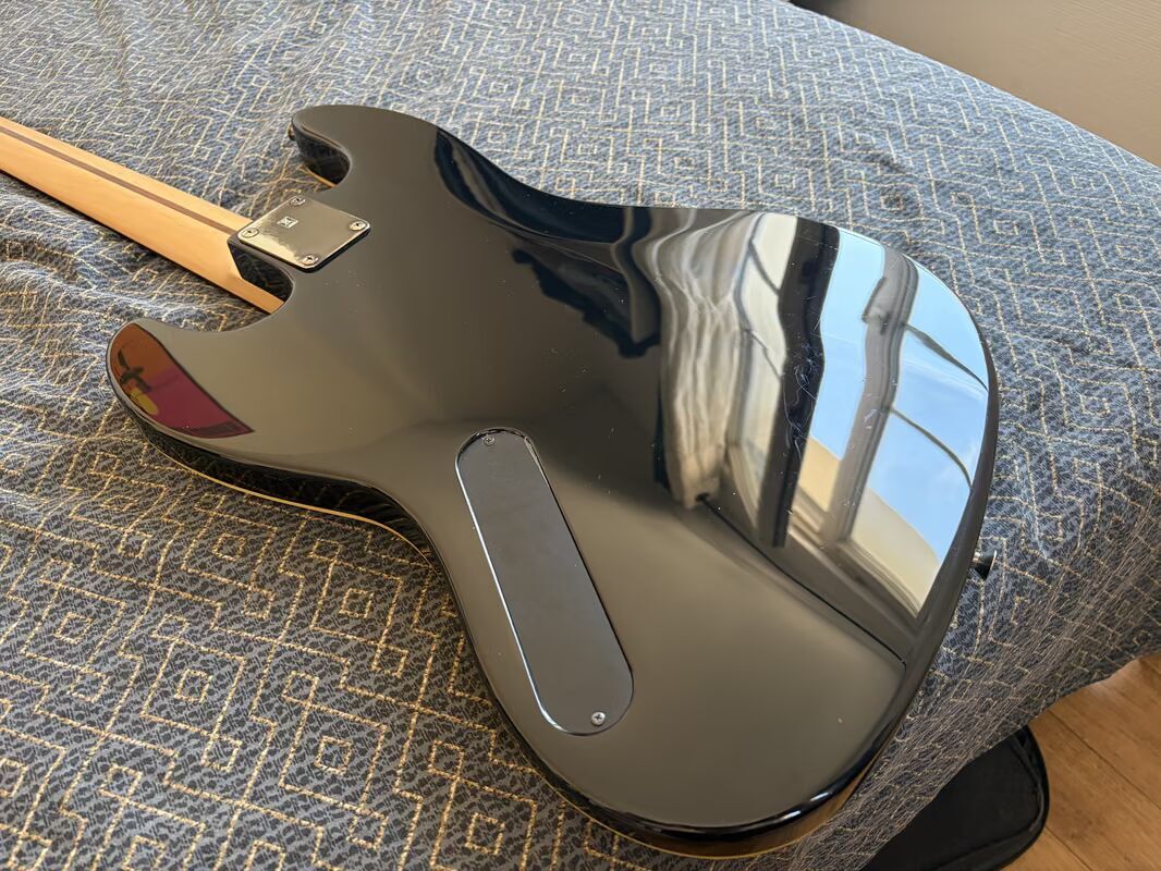fender-aerodyne-jazz-5565878@2x.jpg