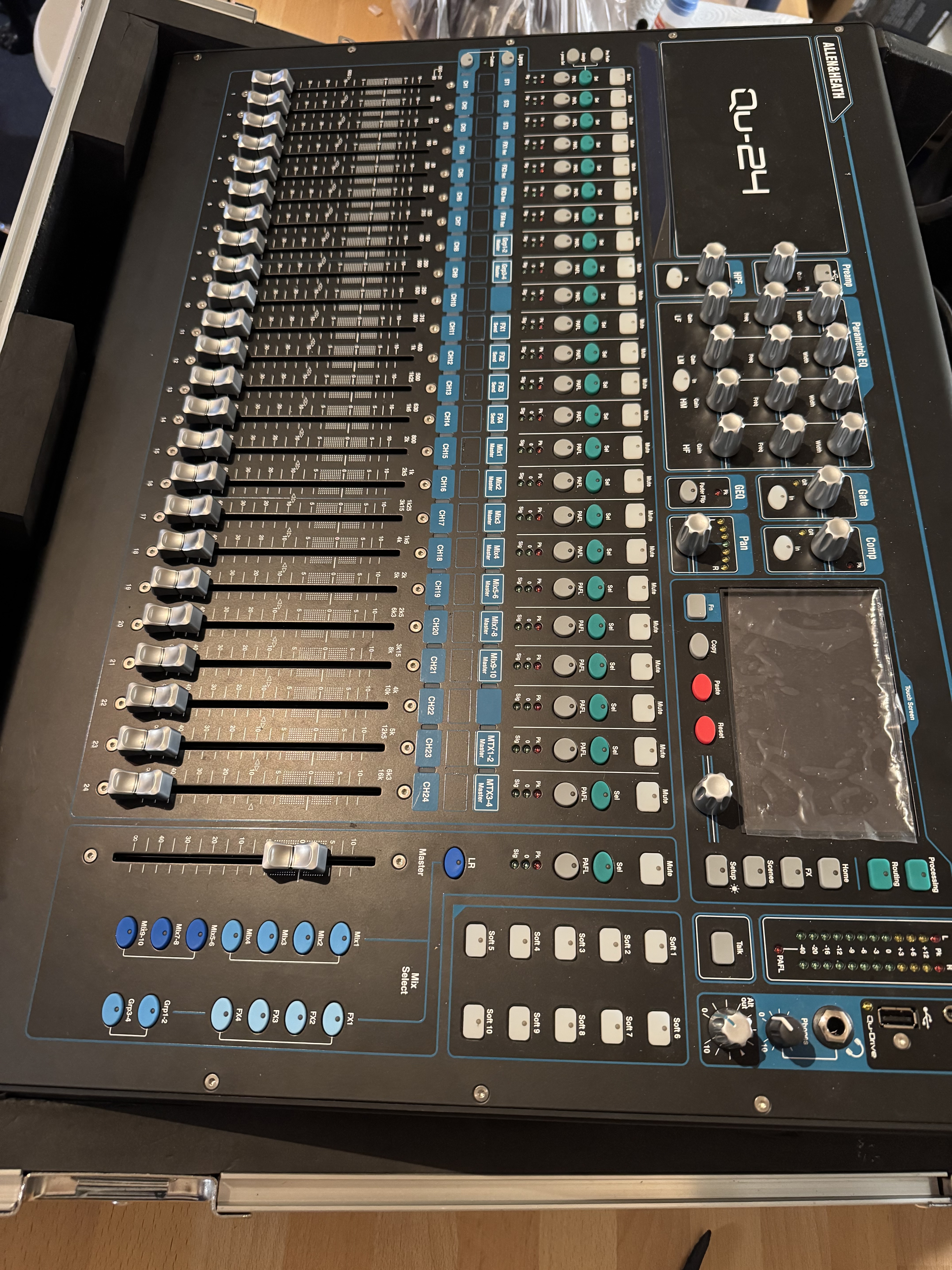 Allen & Heath Qu-24 Chrome Edition + Flight Case Gator G-TOURQU24
