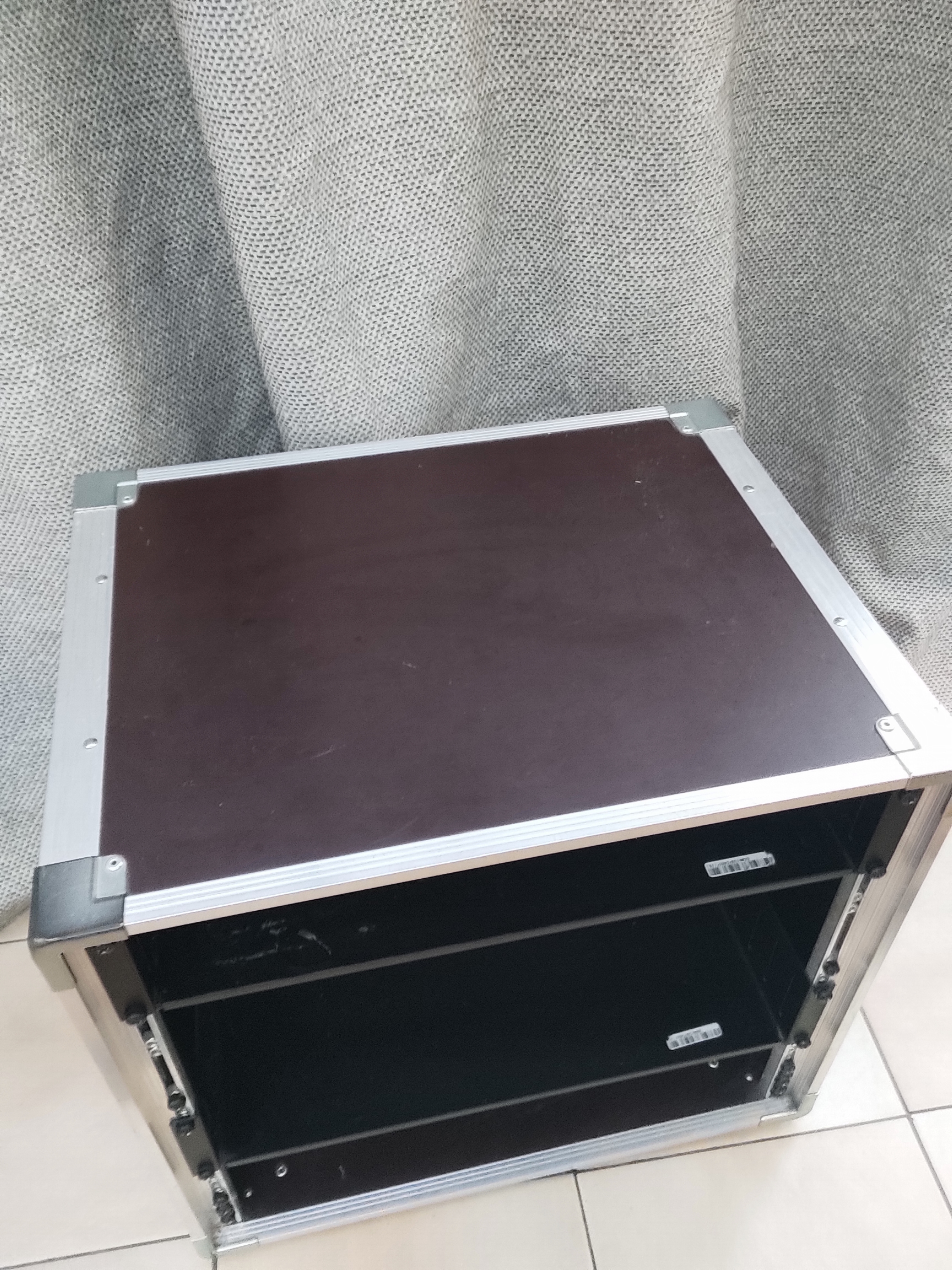 vends Thon Studio Rack 10U 38,  2 Thon Rack Tray 2U inclus