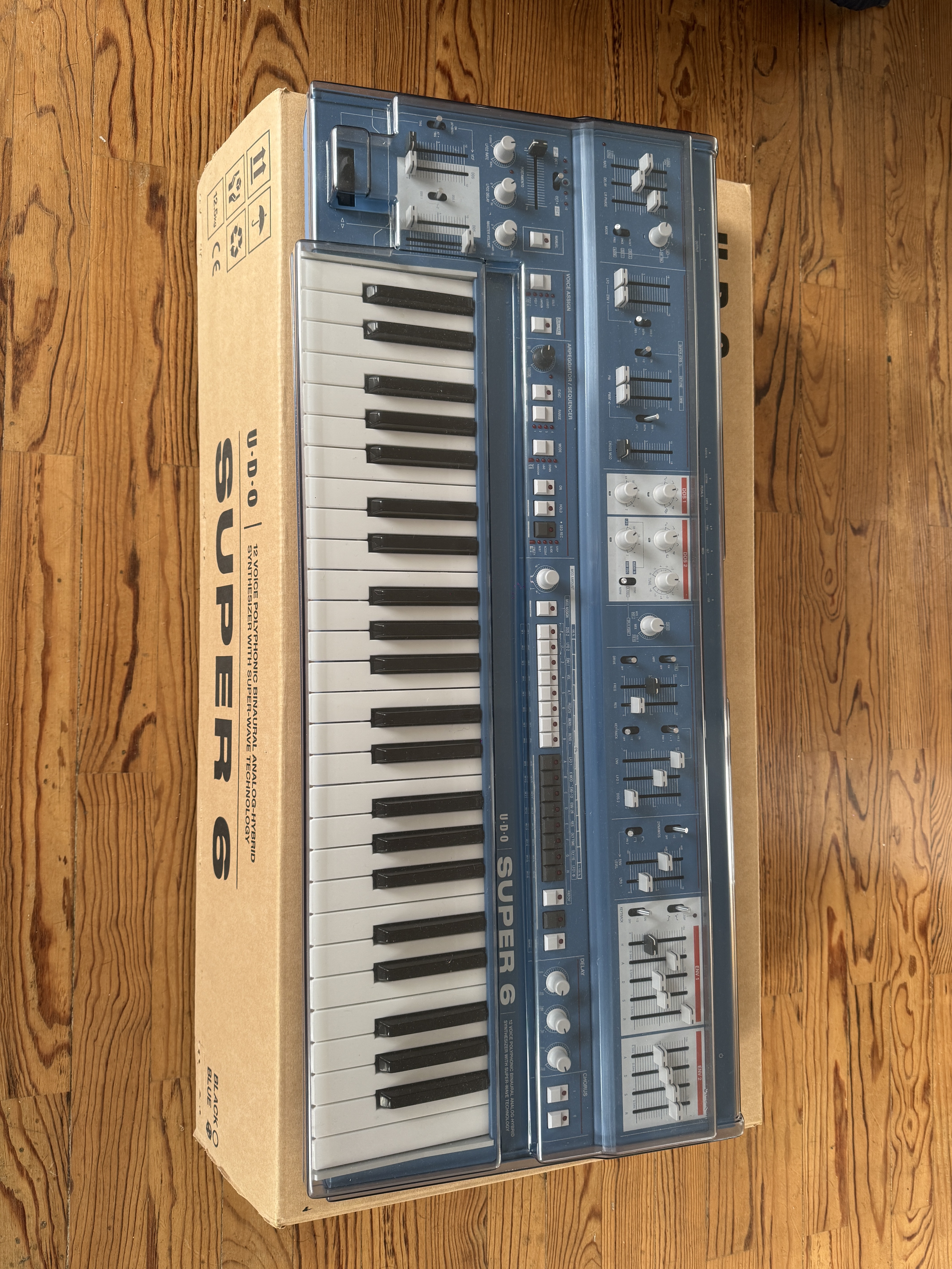 A vendre UDO Super 6 bleu comme neuf avec decksaver