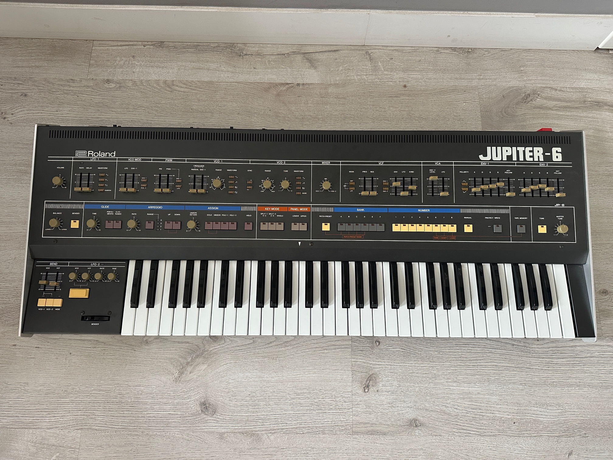Synthétiseur Roland Jupiter 6