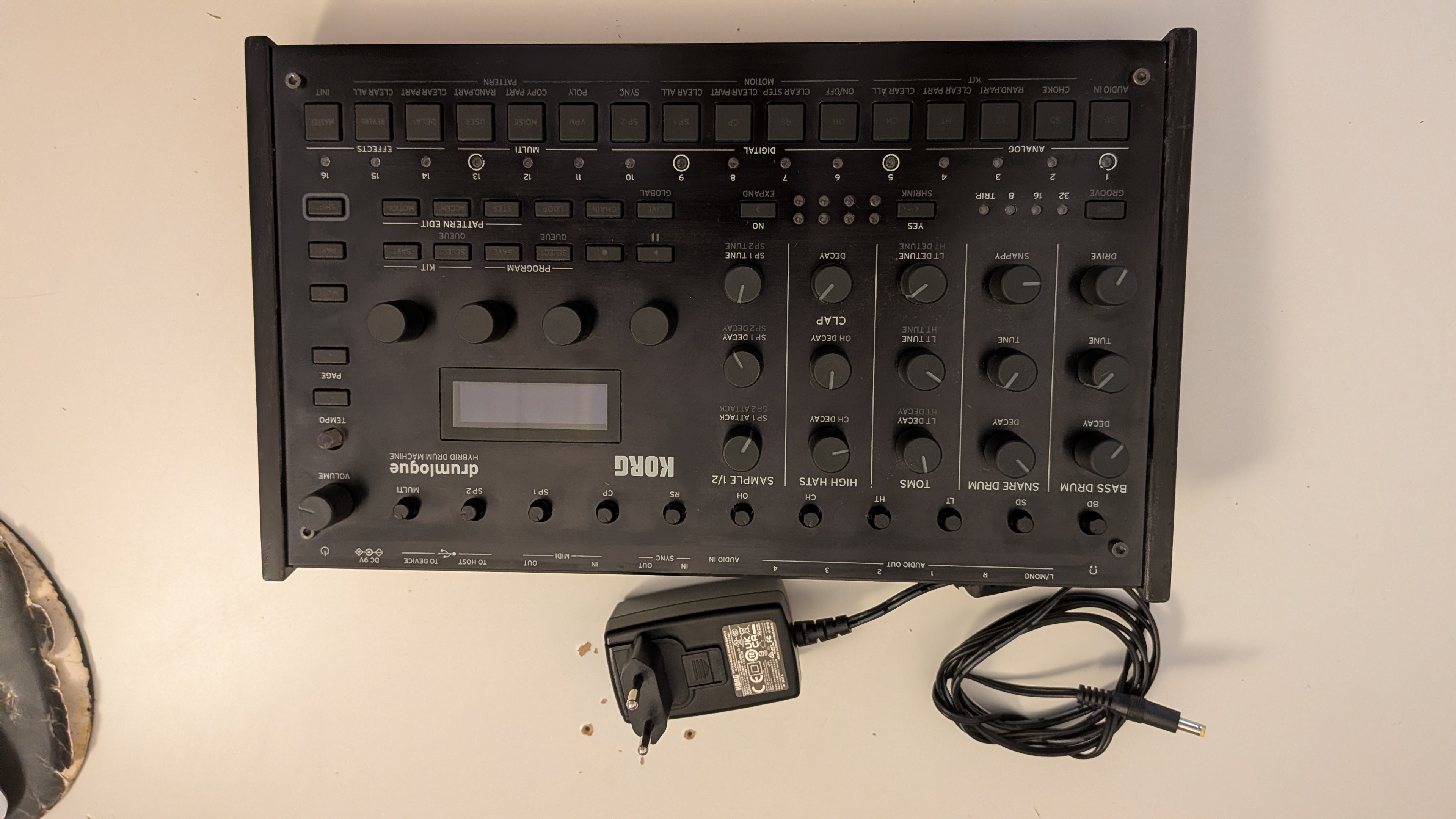 Korg Drumlogue - Boîte à rythmes analogique et numérique