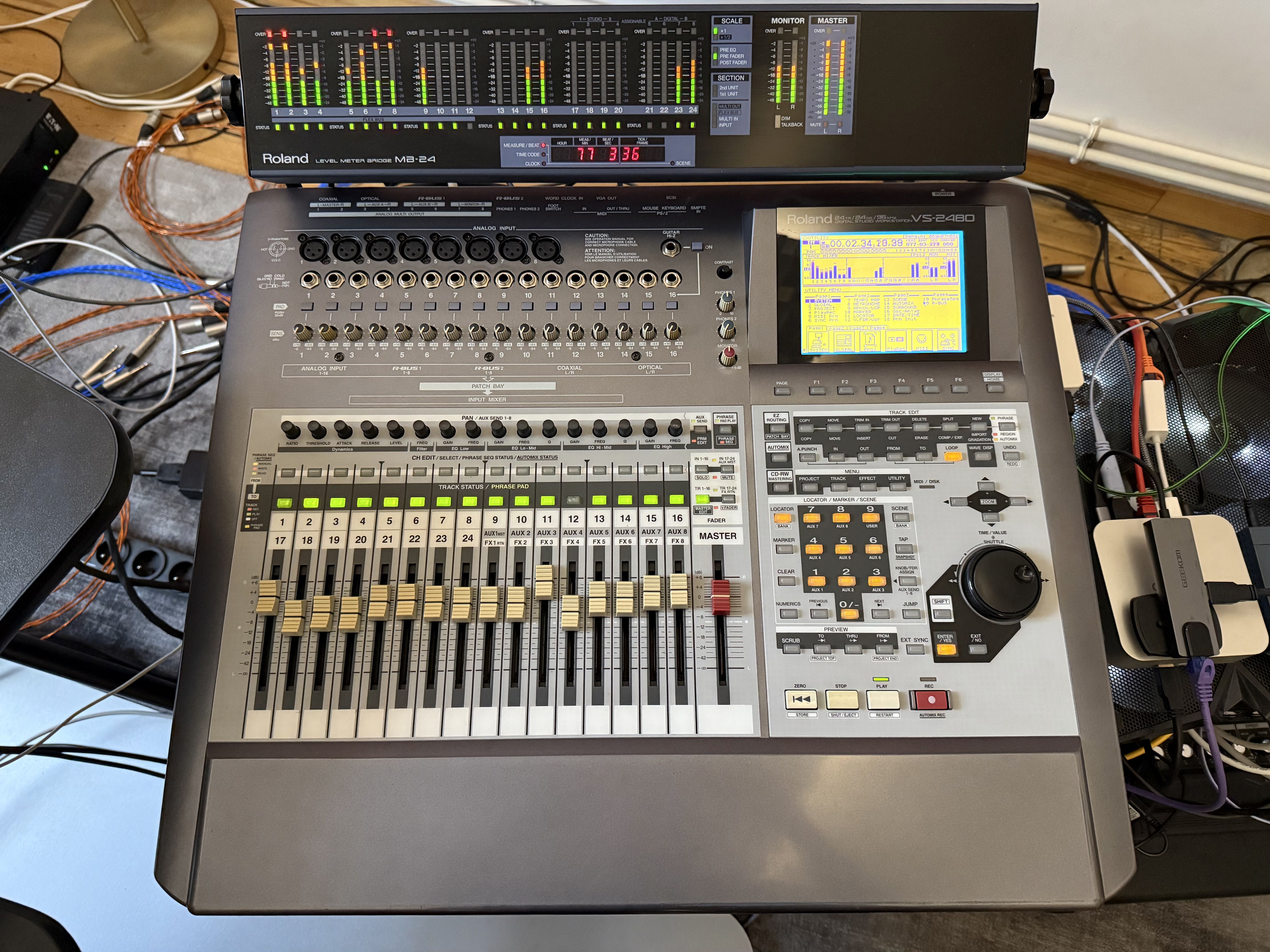 Roland VS-2480 + MB-24 + DIF-AT24 + 2 VS8F-2 + Lecteur CD Plextor Plexwriter + 3 disques en chariots
