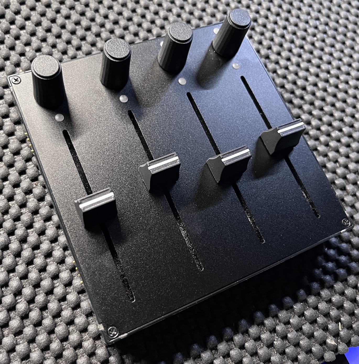 Controleur 4 faders + leds + 4 push potards